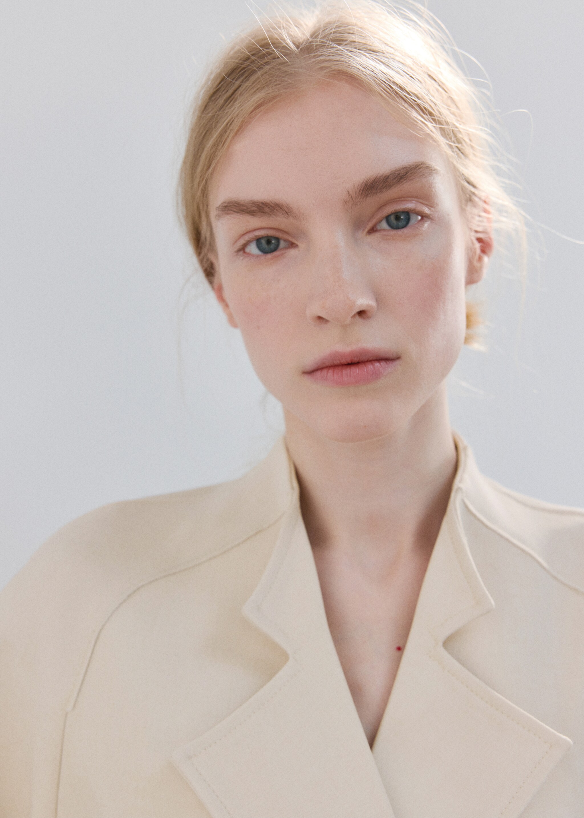 Jacket with lapels and tie belt - Details of the article 1, Ecru. Ref: 27084448-01.