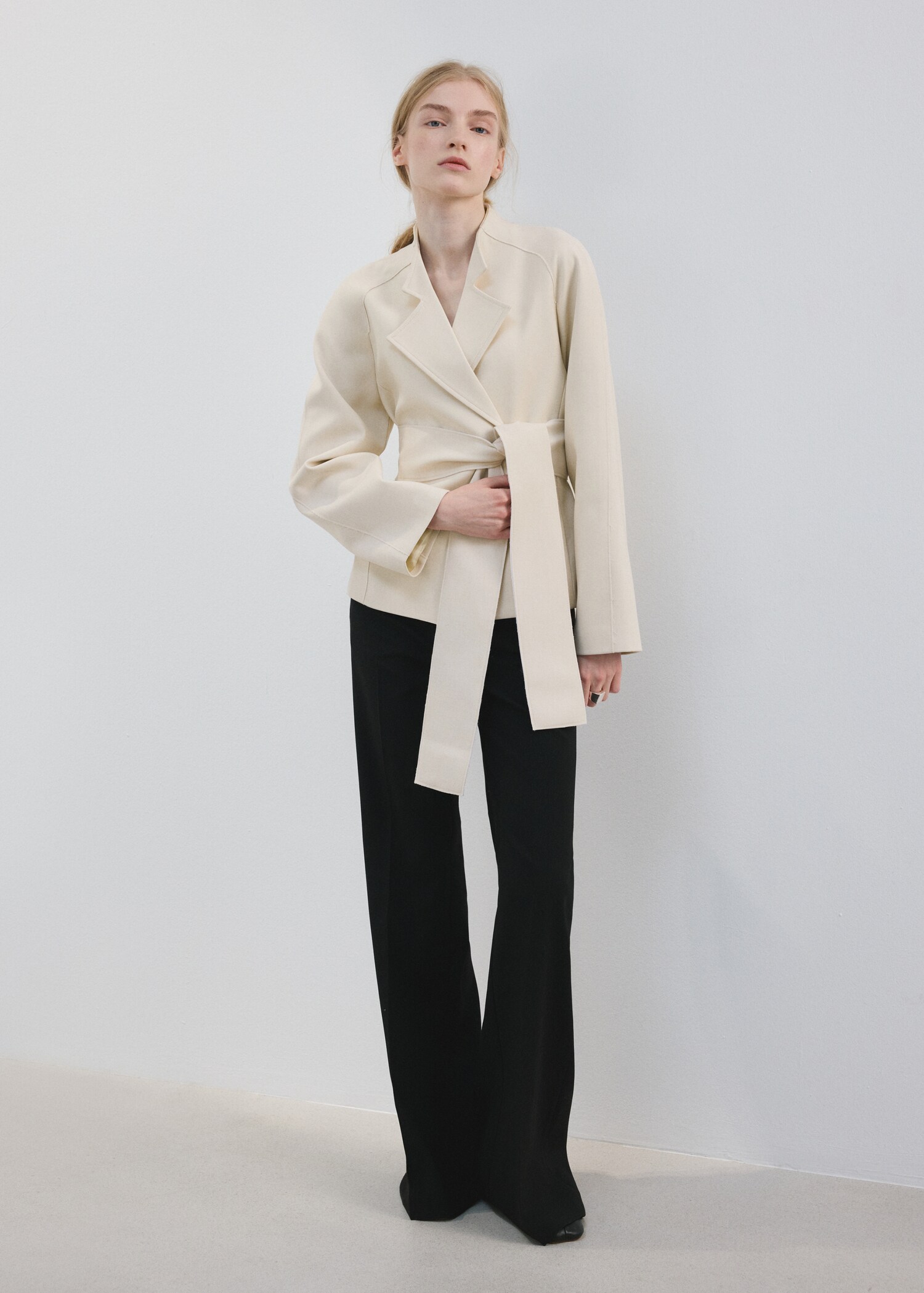 Jacket with lapels and tie belt - General plane