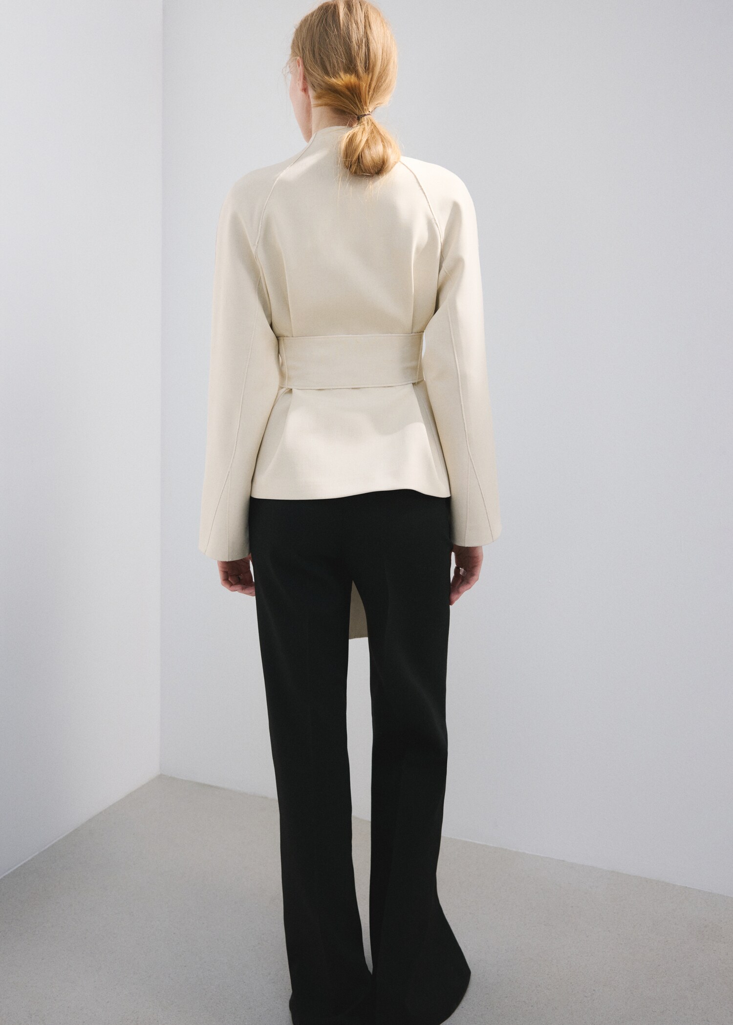 Jacket with lapels and tie belt - Reverse of the article
