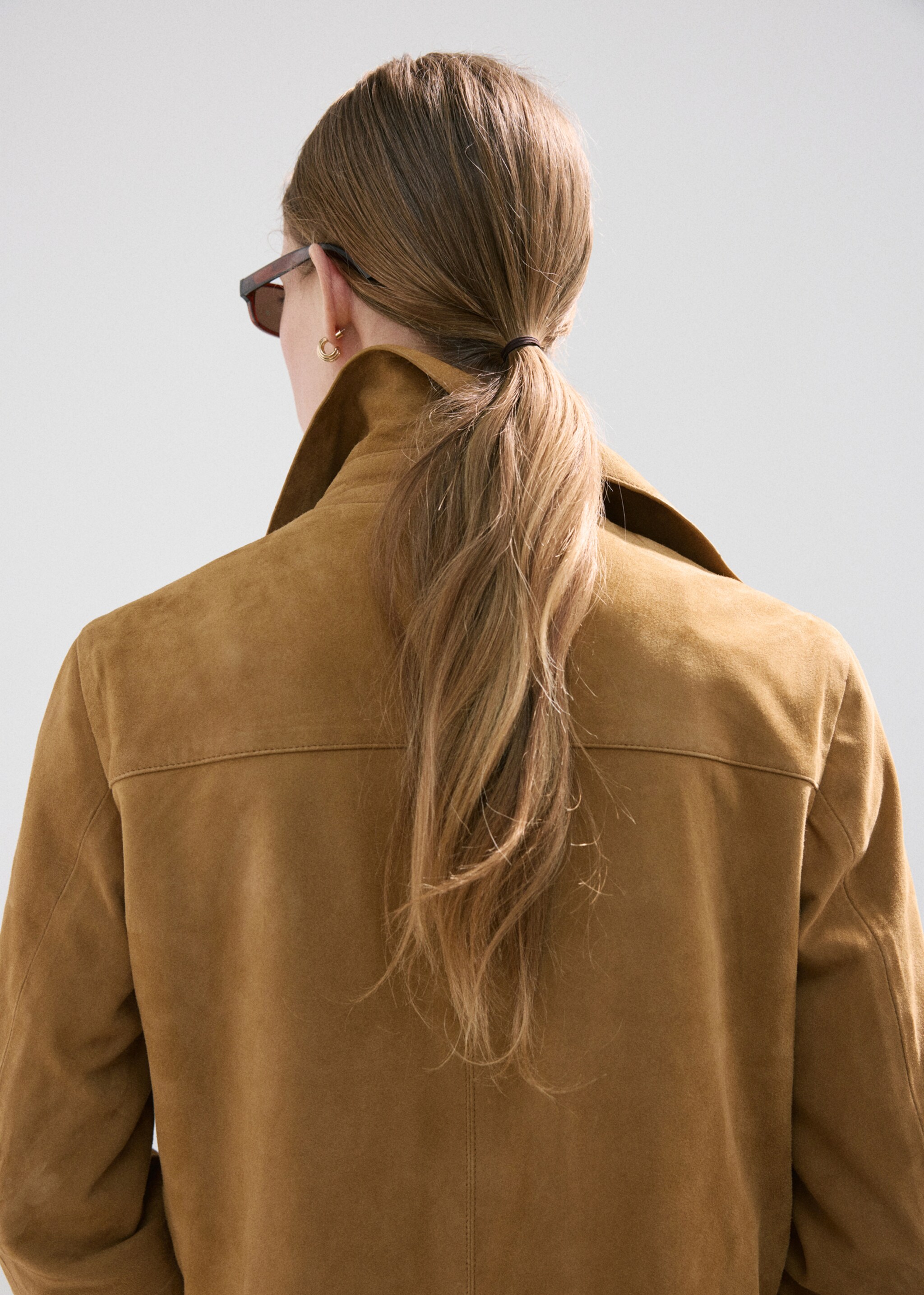 Wildleder-Jacke mit Taschen - Detail des Artikels 4, Okker. Ref: 27084788-01.