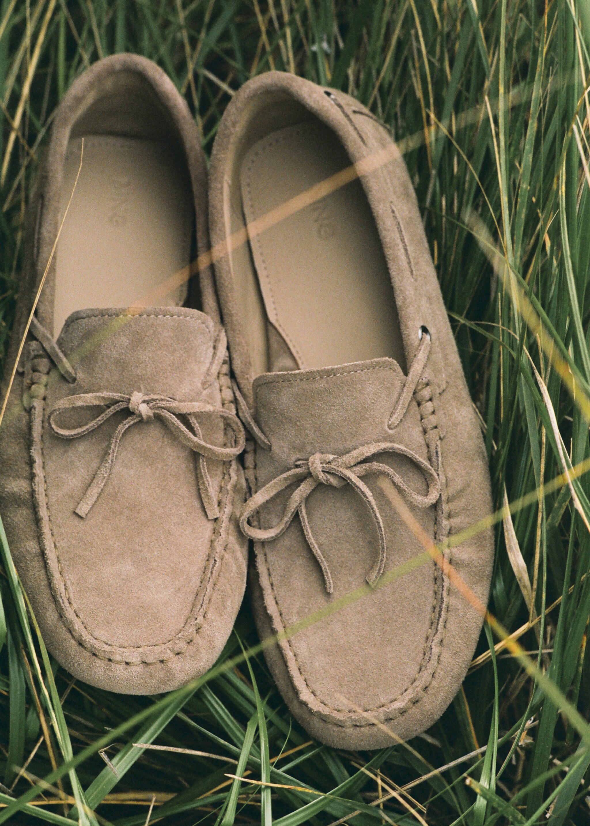 Autoschoen van suède met veters - Overzichtstekening, Zand. Ref: 27085942-01.