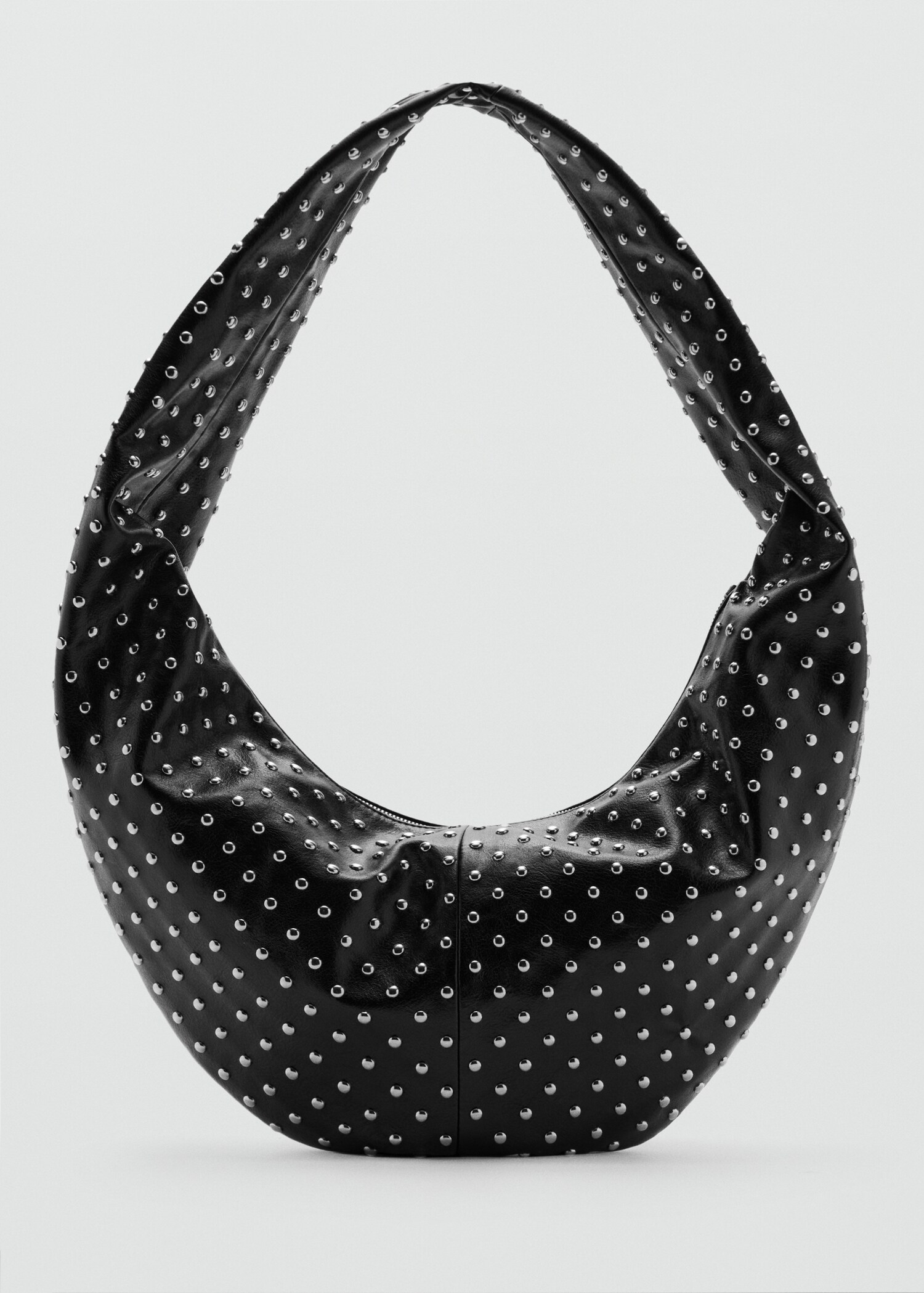 Ovale Schultertasche mit Ziernieten - Artikel ohne Model