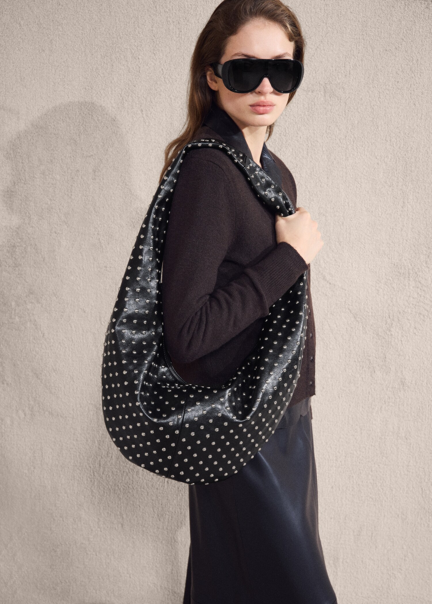 Ovale Schultertasche mit Ziernieten - Allgemeine Ansicht