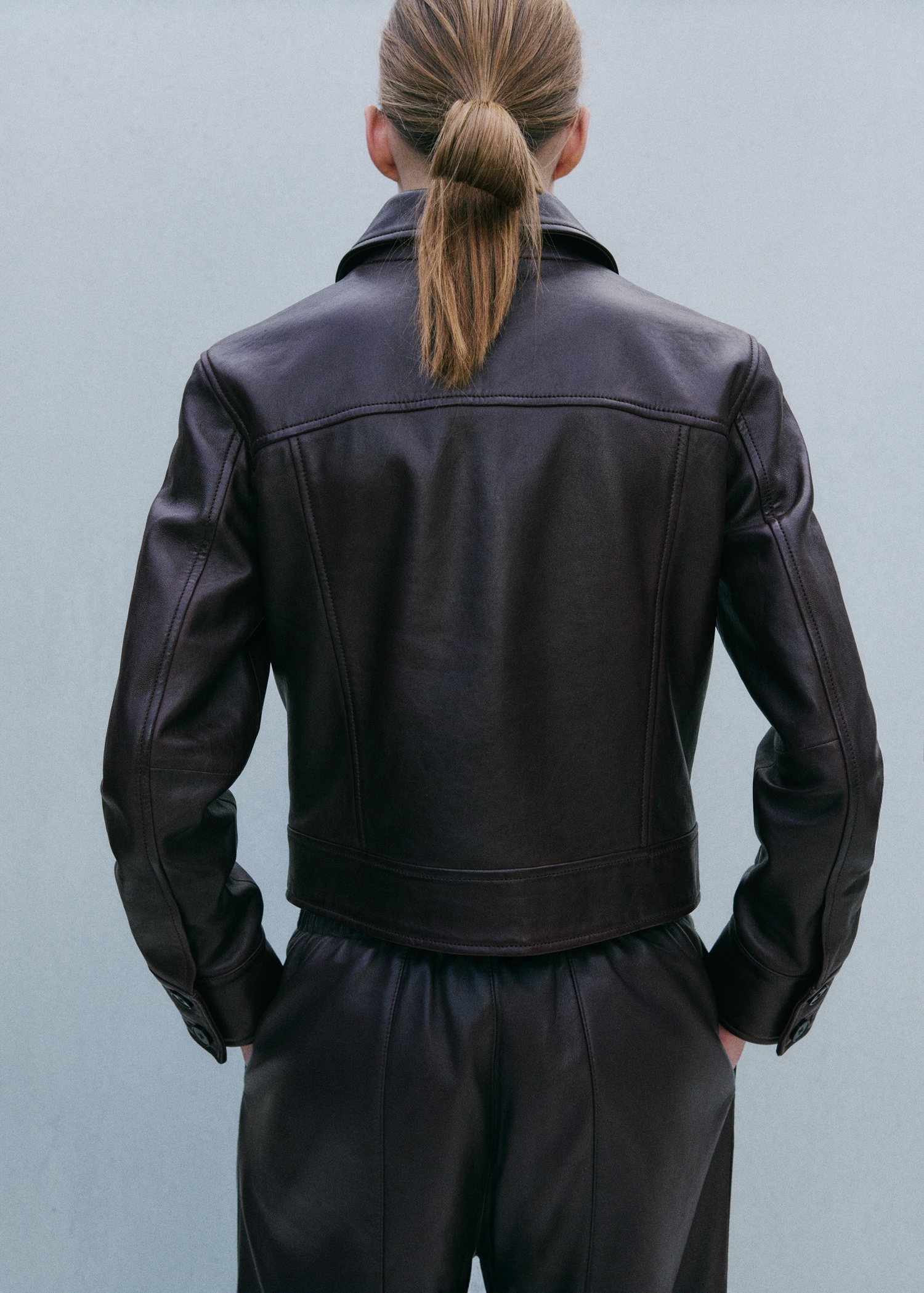 Buttoned leather jacket - Details of the article 4