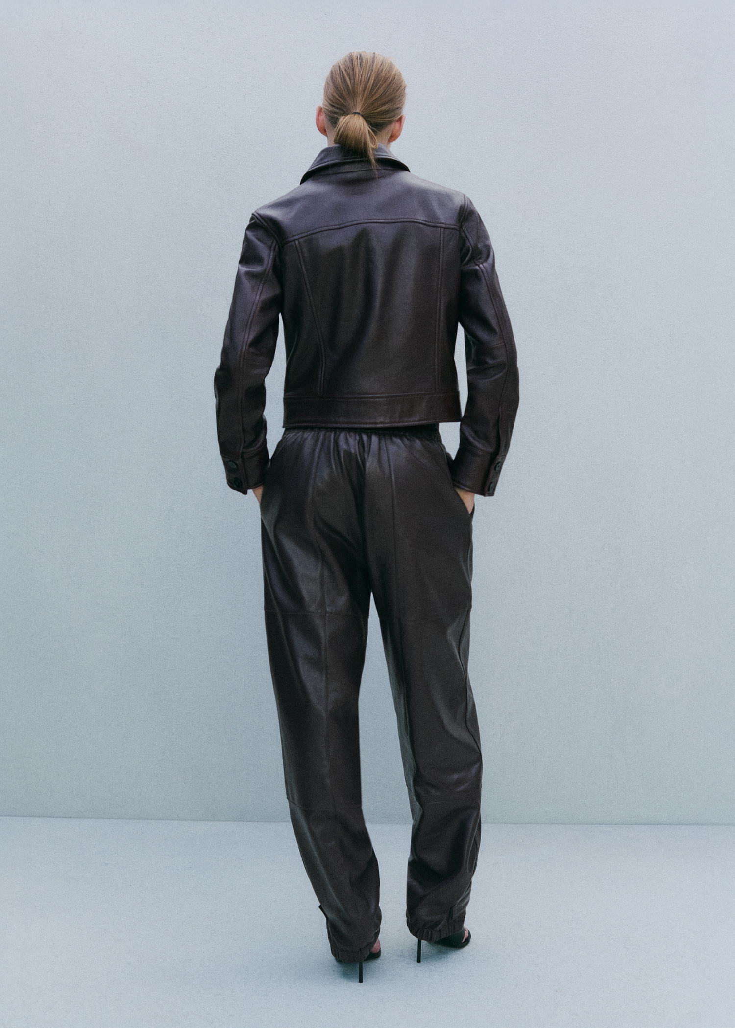 Buttoned leather jacket - Reverse of the article