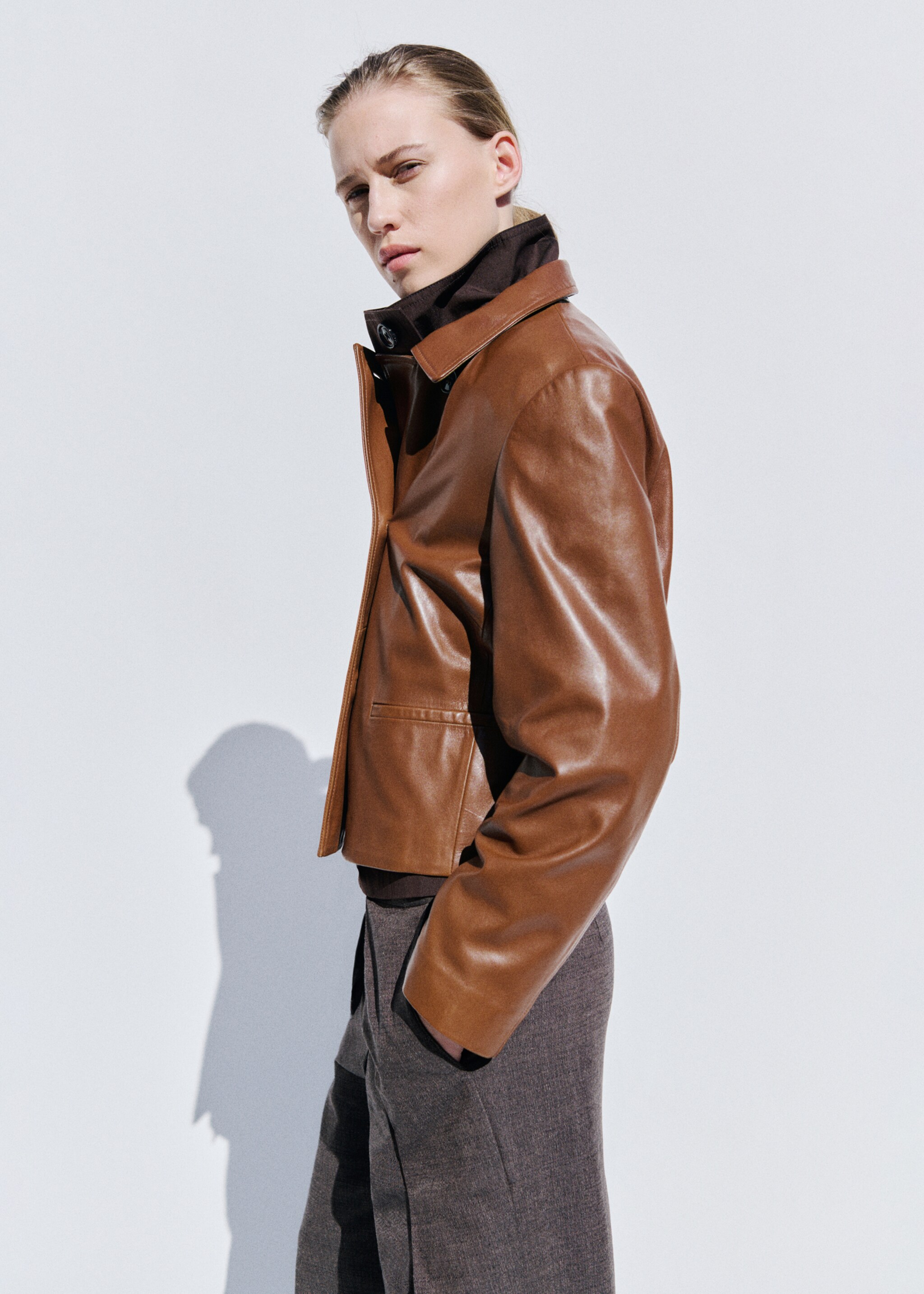 Jaqueta 100% pell doble botonada - Pla mig, Marró mitjà. Ref: 27094432-03.