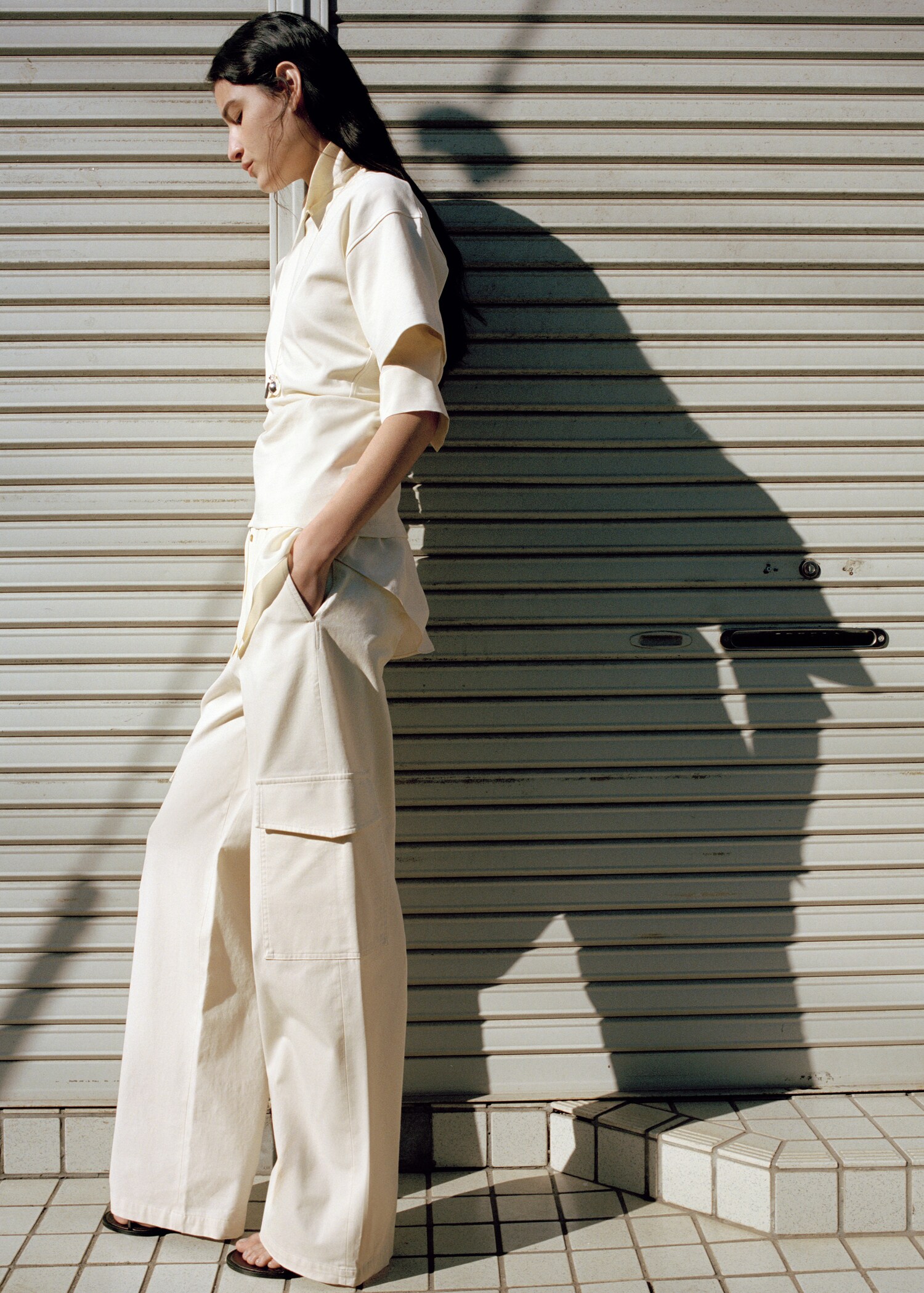 Fitted cotton T-shirt with asymmetric hem - Medium plane