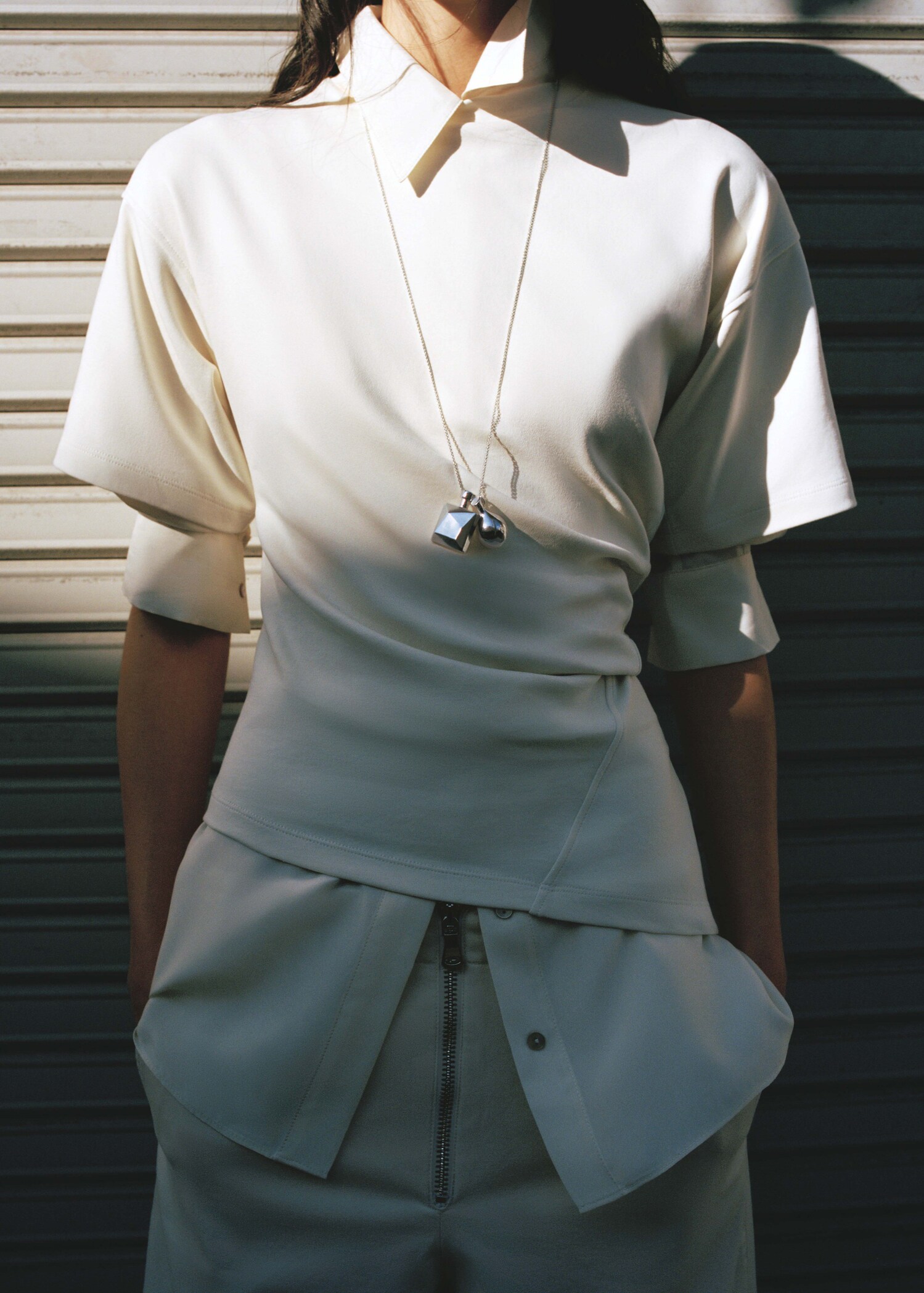 Fitted cotton T-shirt with asymmetric hem - Details of the article 1