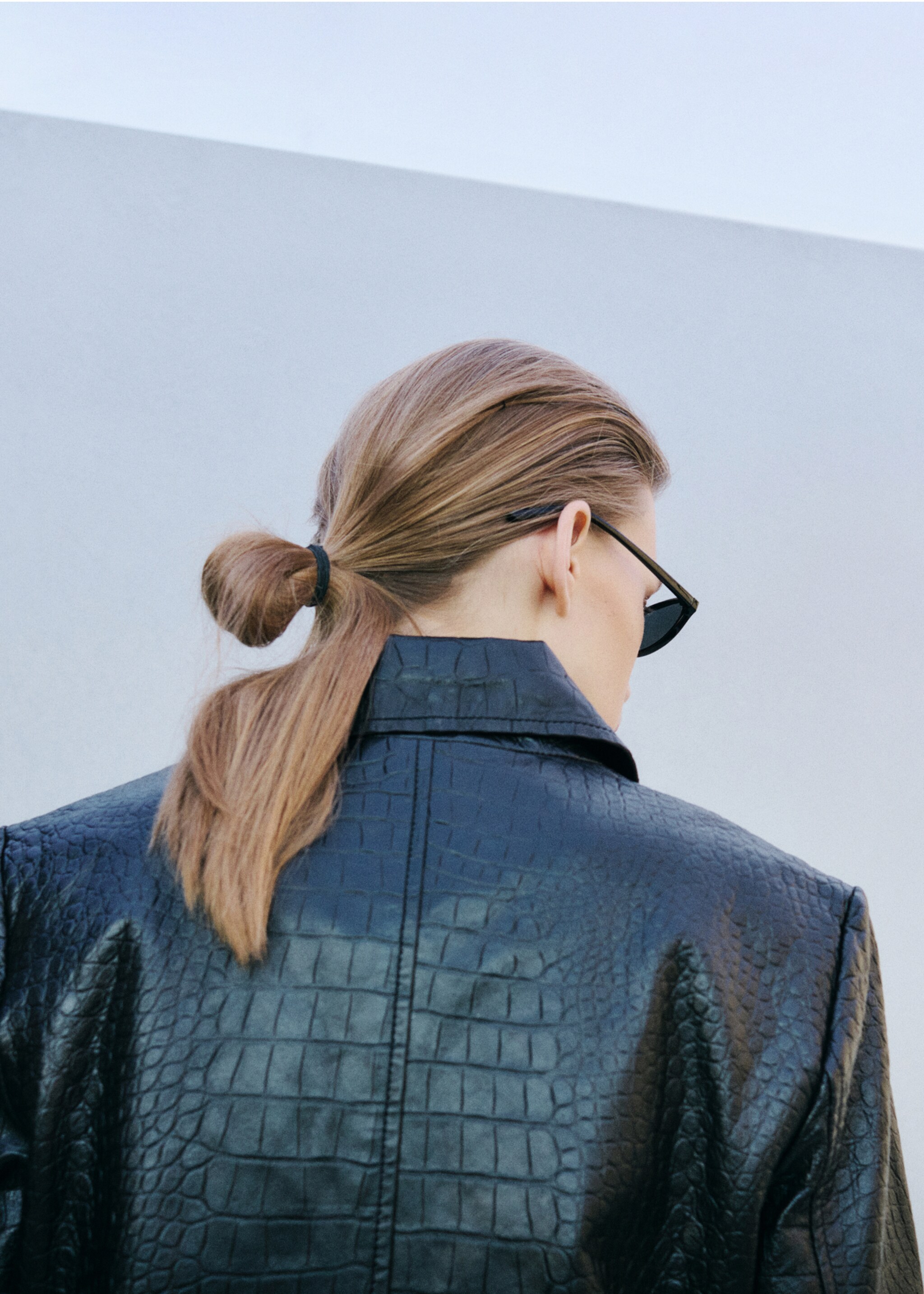 معطف جلد 100% بتأثير الكروكوديل - تفاصيل المنتج 1, أسود. Ref: 27094772-04.