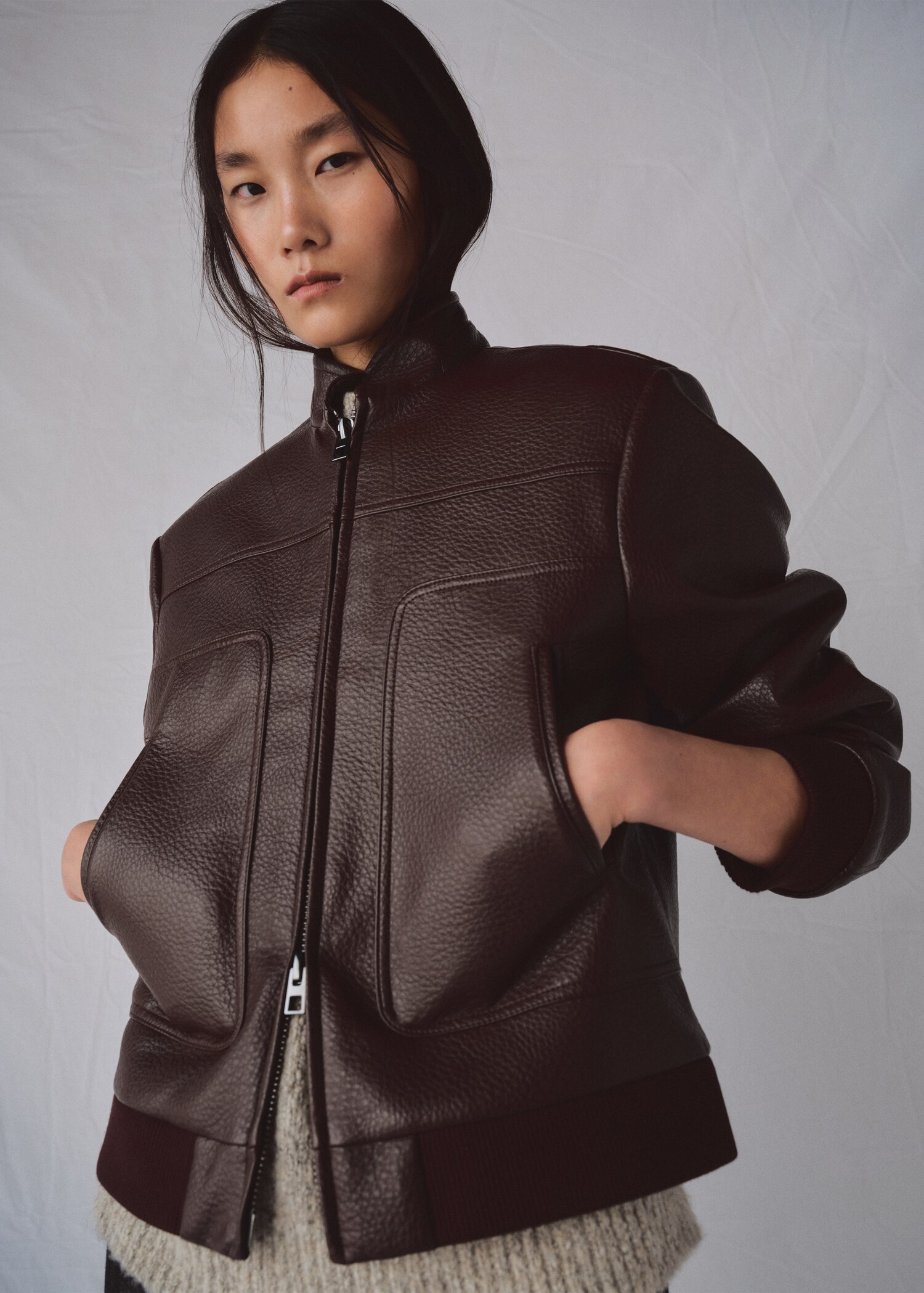 Casaco de gola com tira e bolsos - Plano médio