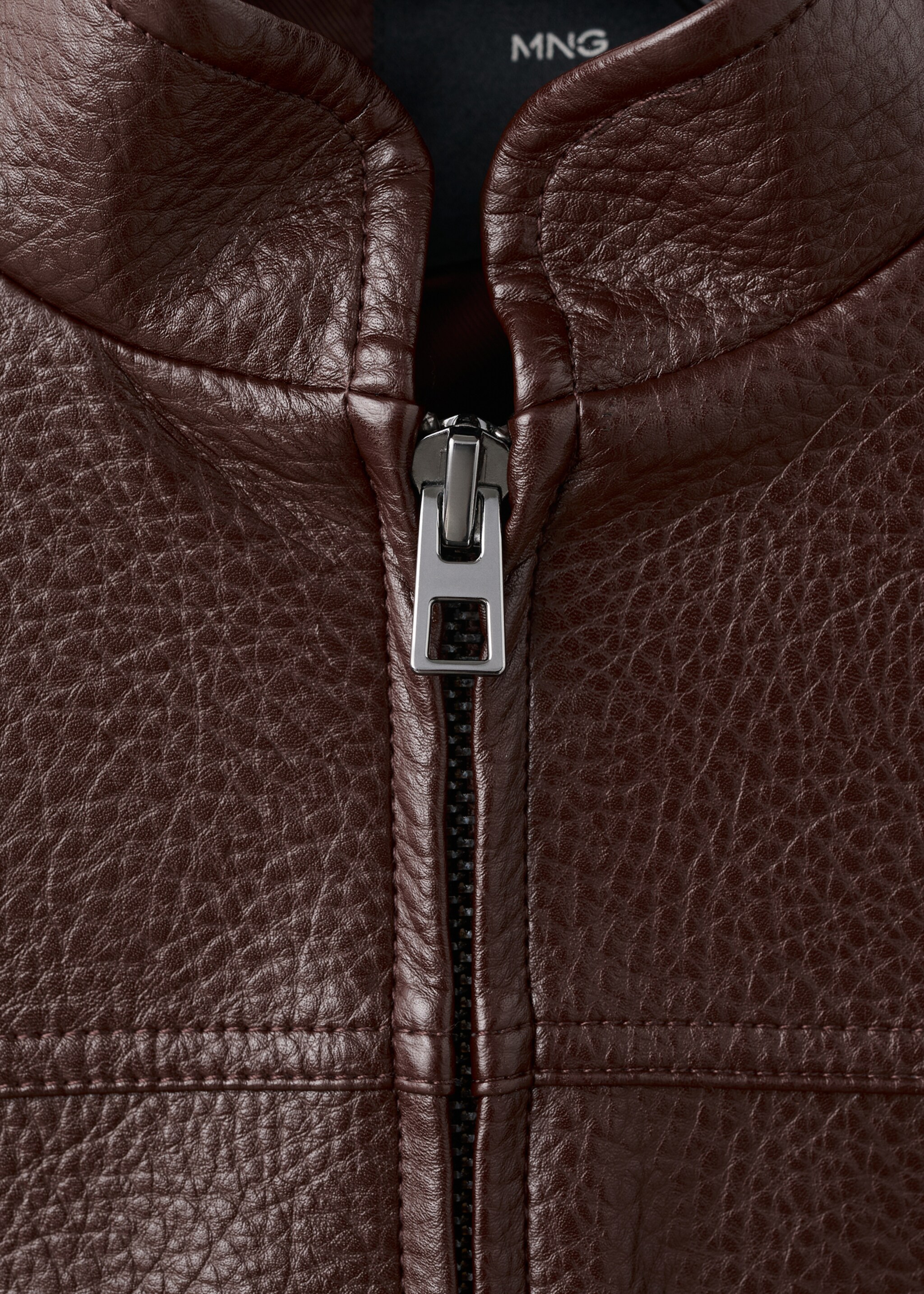 Collarless jacket with pockets - Details of the article 8, Maroon. Ref: 27094773-01.