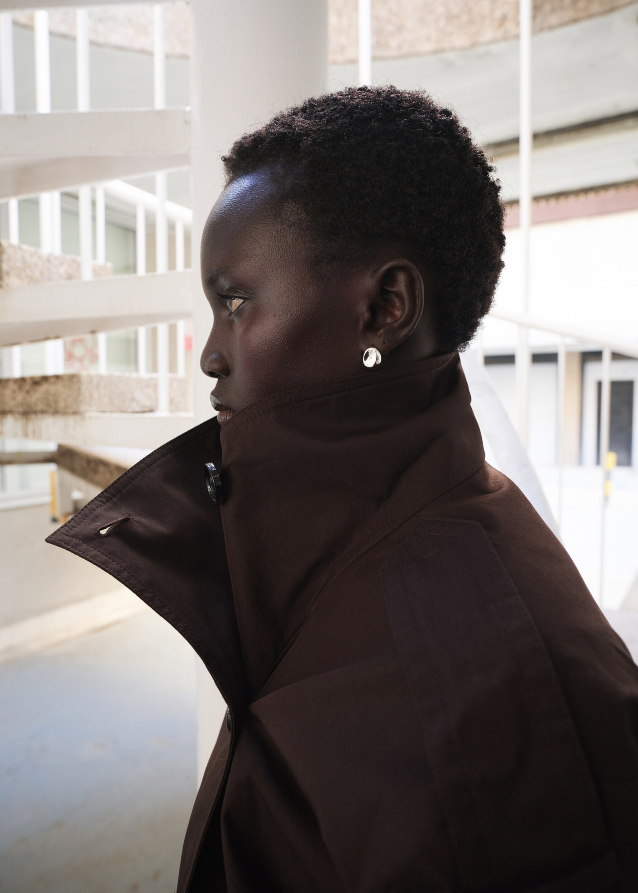 Trench crop col cheminée - Détail de l'article 2, Chocolat. Ref: 27095814-01.