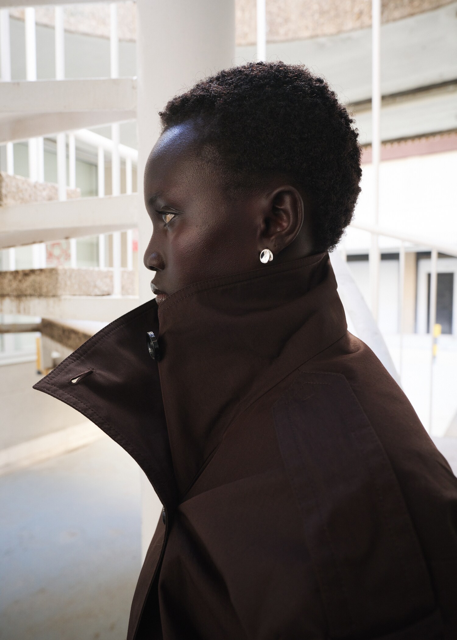 Funnel neck cropped trench coat - Details of the article 2