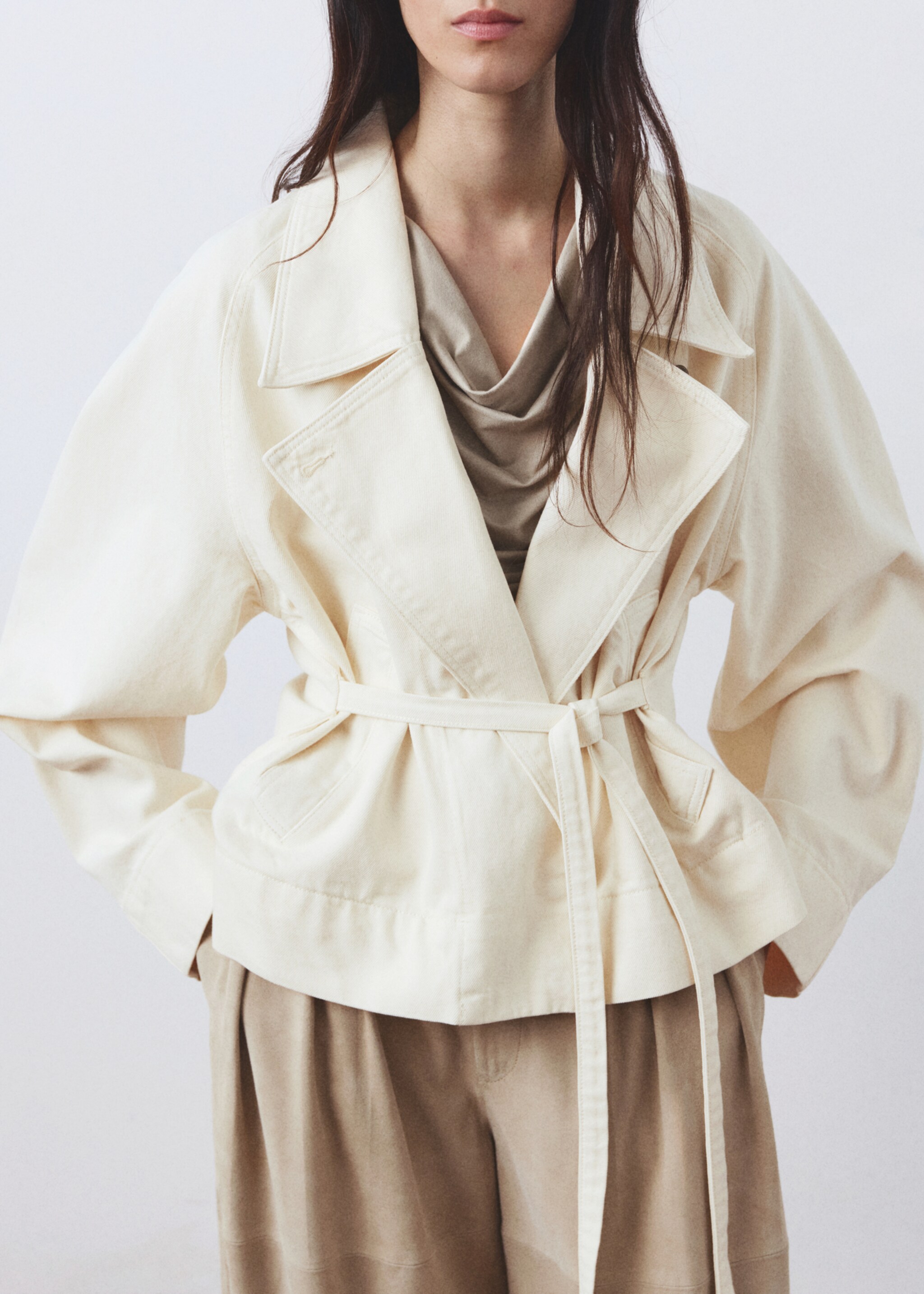 معطف ترنش من القطن بطيّات كبيرة وحزام - رؤية وسط, سكري. Ref: 27095829-01.