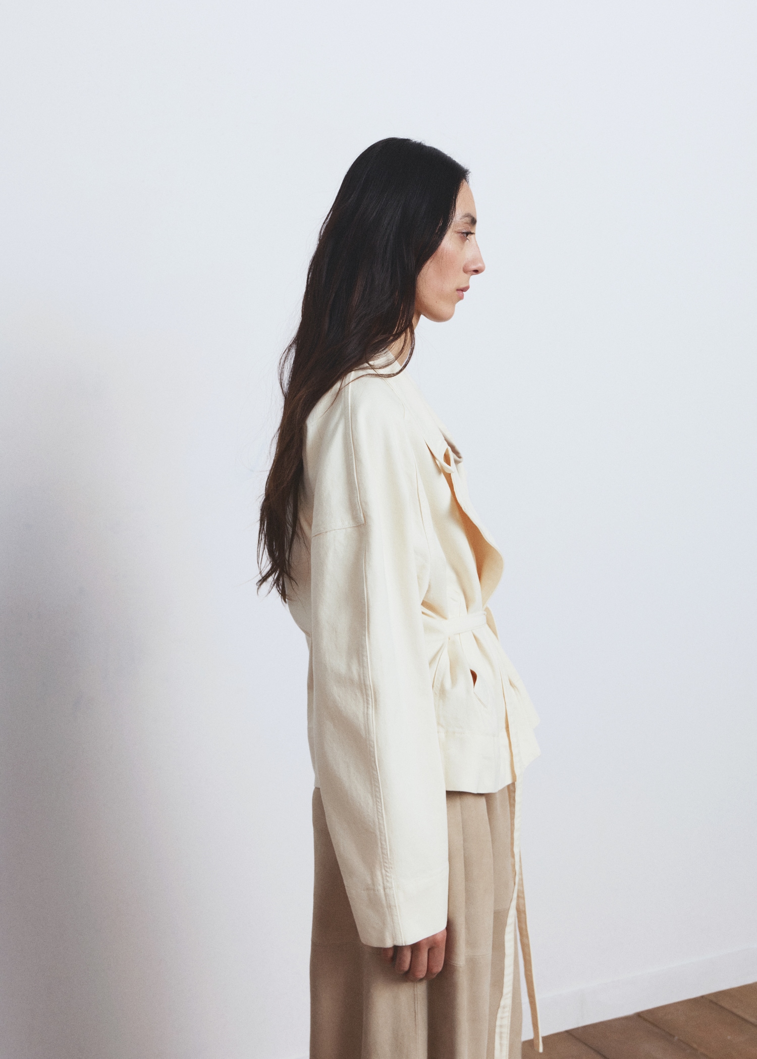 معطف ترنش من القطن بطيّات كبيرة وحزام - تفاصيل المنتج 2