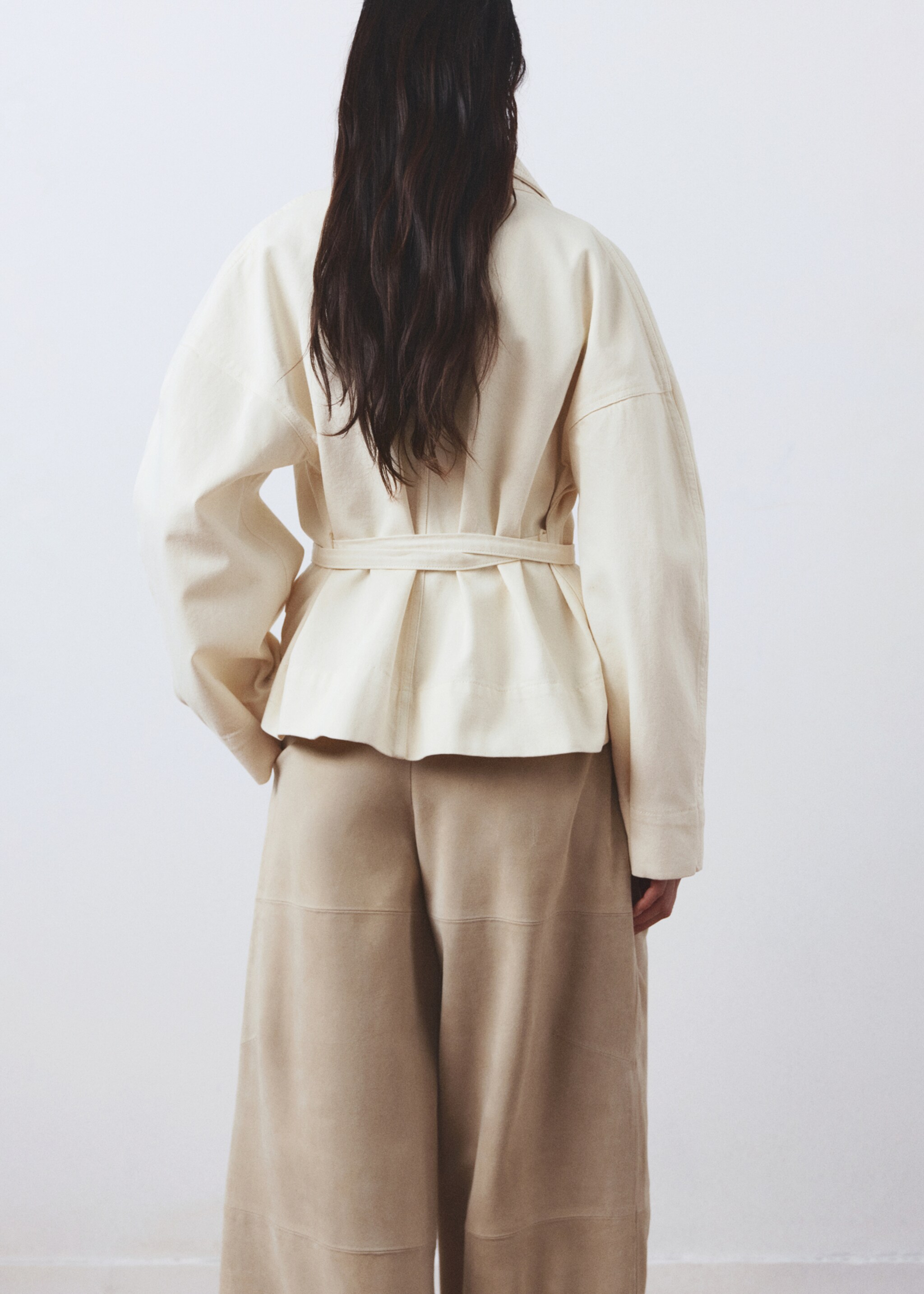 معطف ترنش من القطن بطيّات كبيرة وحزام - الجهة الخلفية للمنتج, سكري. Ref: 27095829-01.