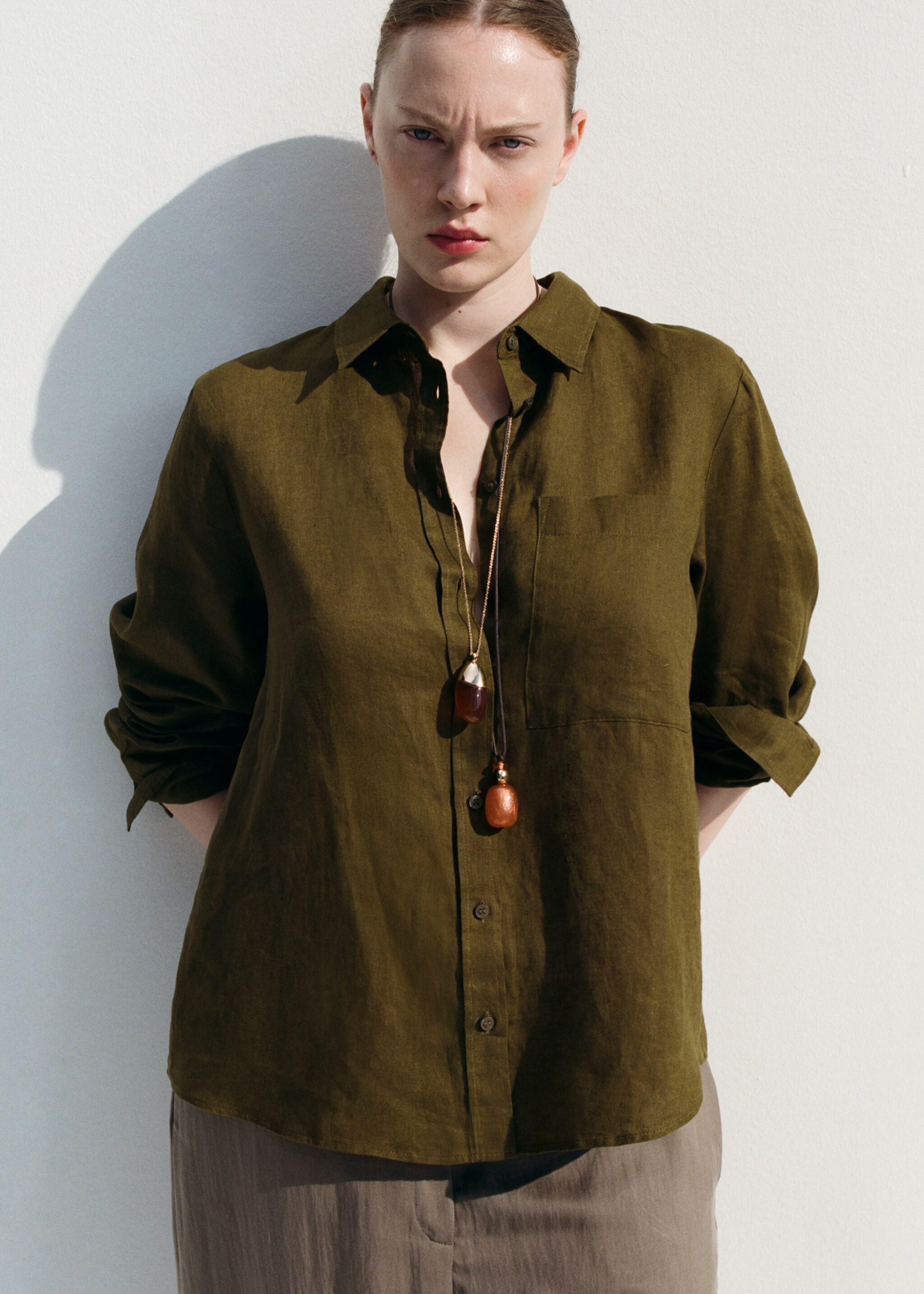 Camisa lino bolsillo - Detalle del artículo 9, Oliva. Ref: 27096345-05.