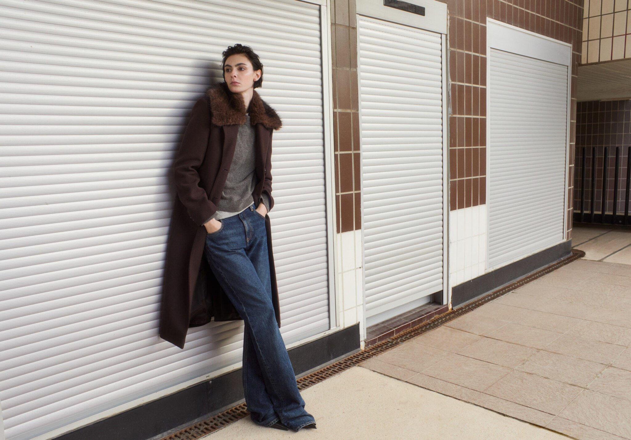 Abrigo lana cuello pelo - Plano panorámico