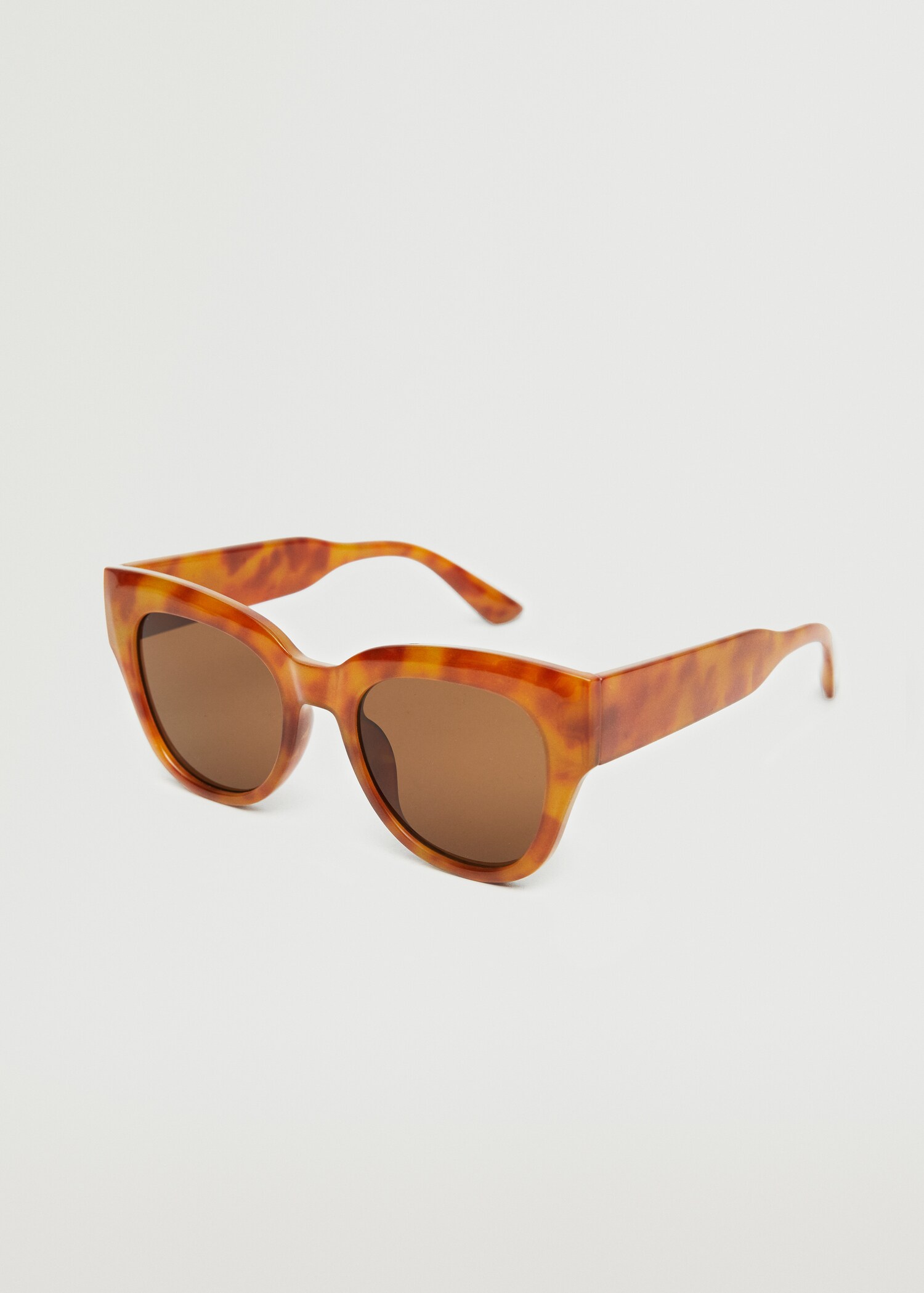 Lunettes de soleil rétro - Plan moyen