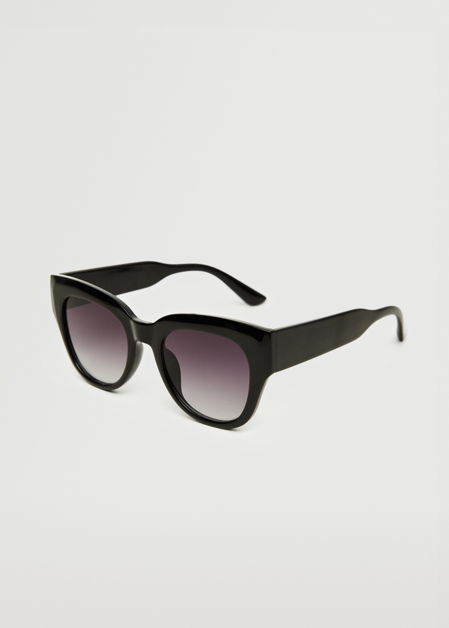 Lunettes de soleil rétro - Plan moyen