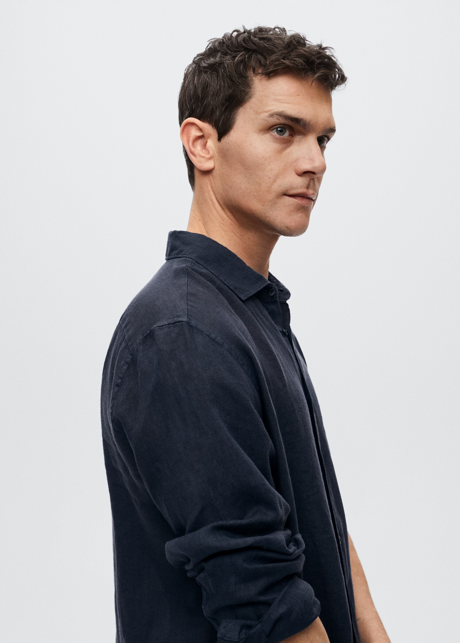 Regular-fit 100% linen shirt - Details of the article 2
