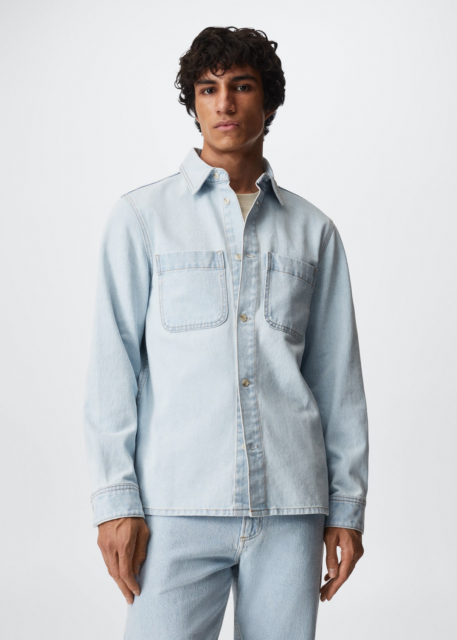 Sobrecamisa vaquera bolsillos - Plano medio