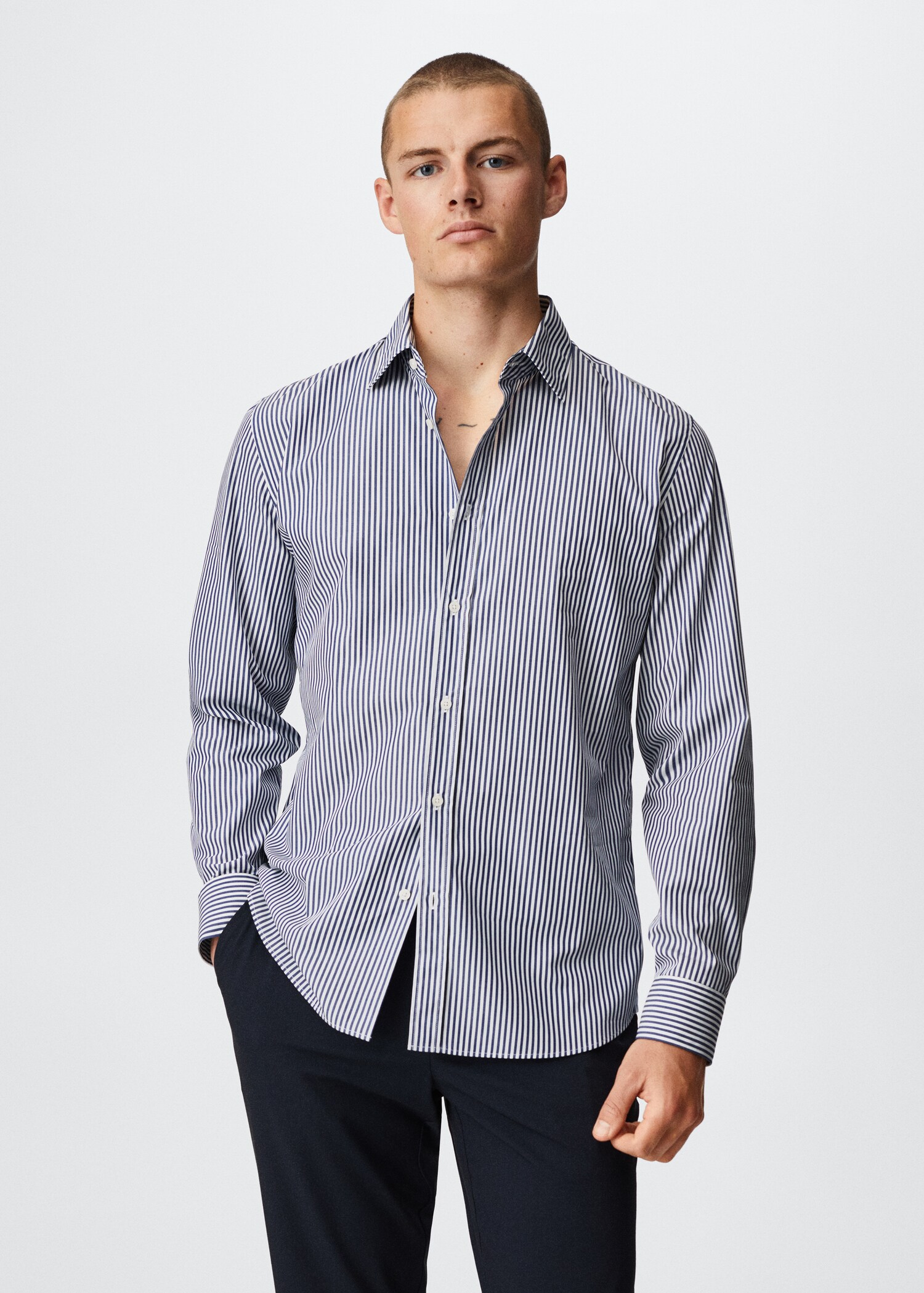 Gestreiftes Slim Fit-Hemd  - Mittlere Ansicht