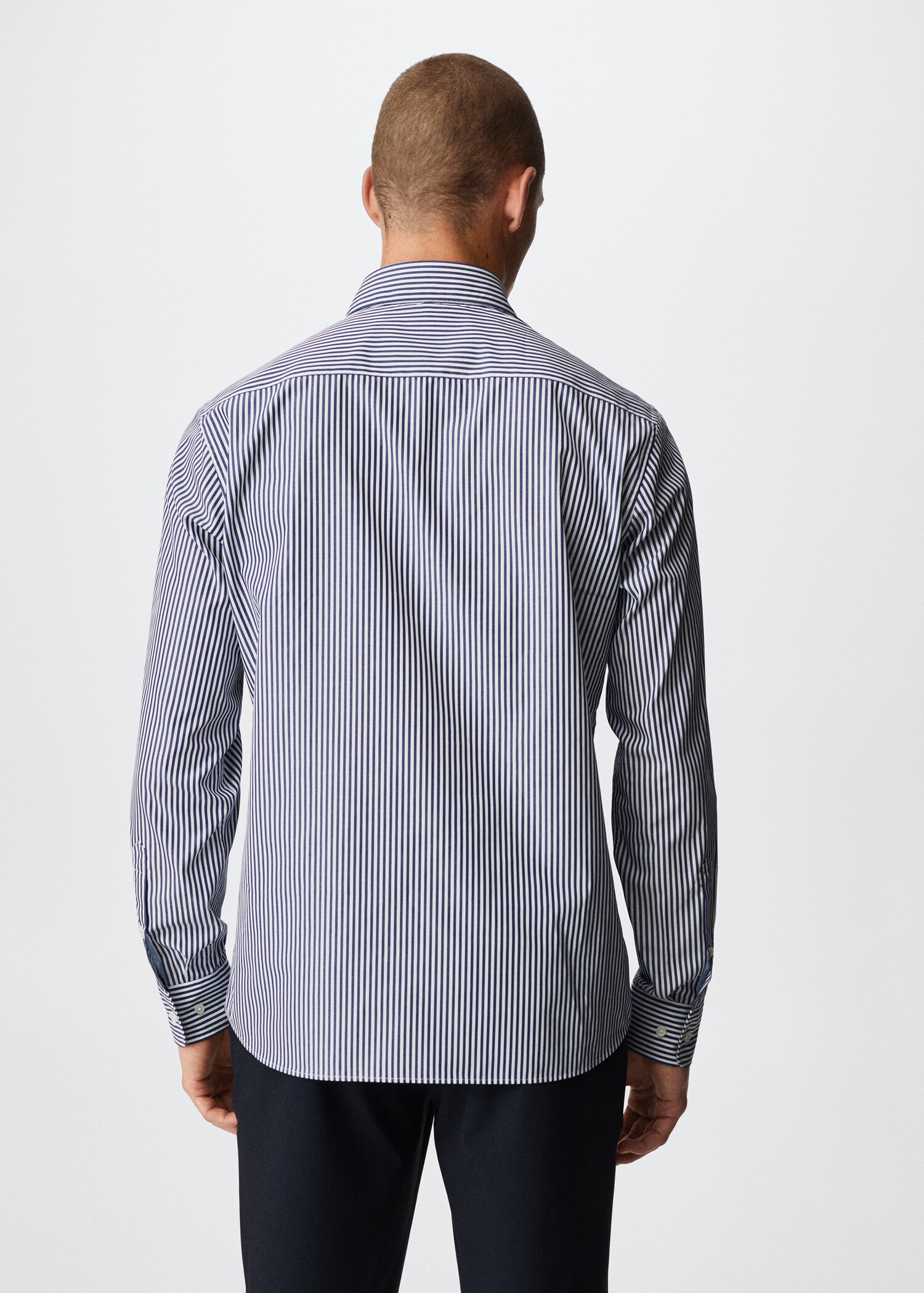 Gestreiftes Slim Fit-Hemd  - Rückseite des Artikels