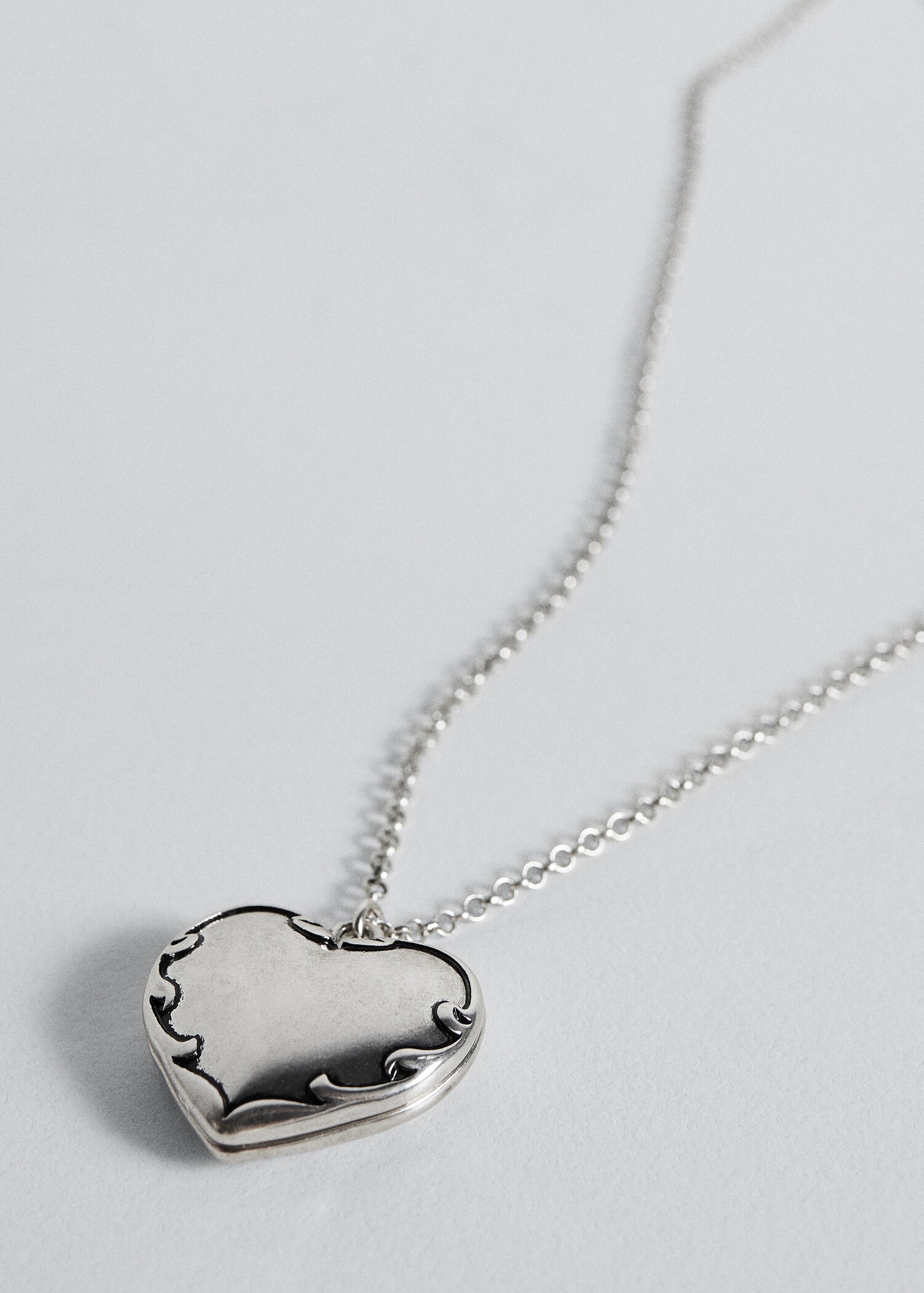 Collier pendentif cœur - Plan moyen