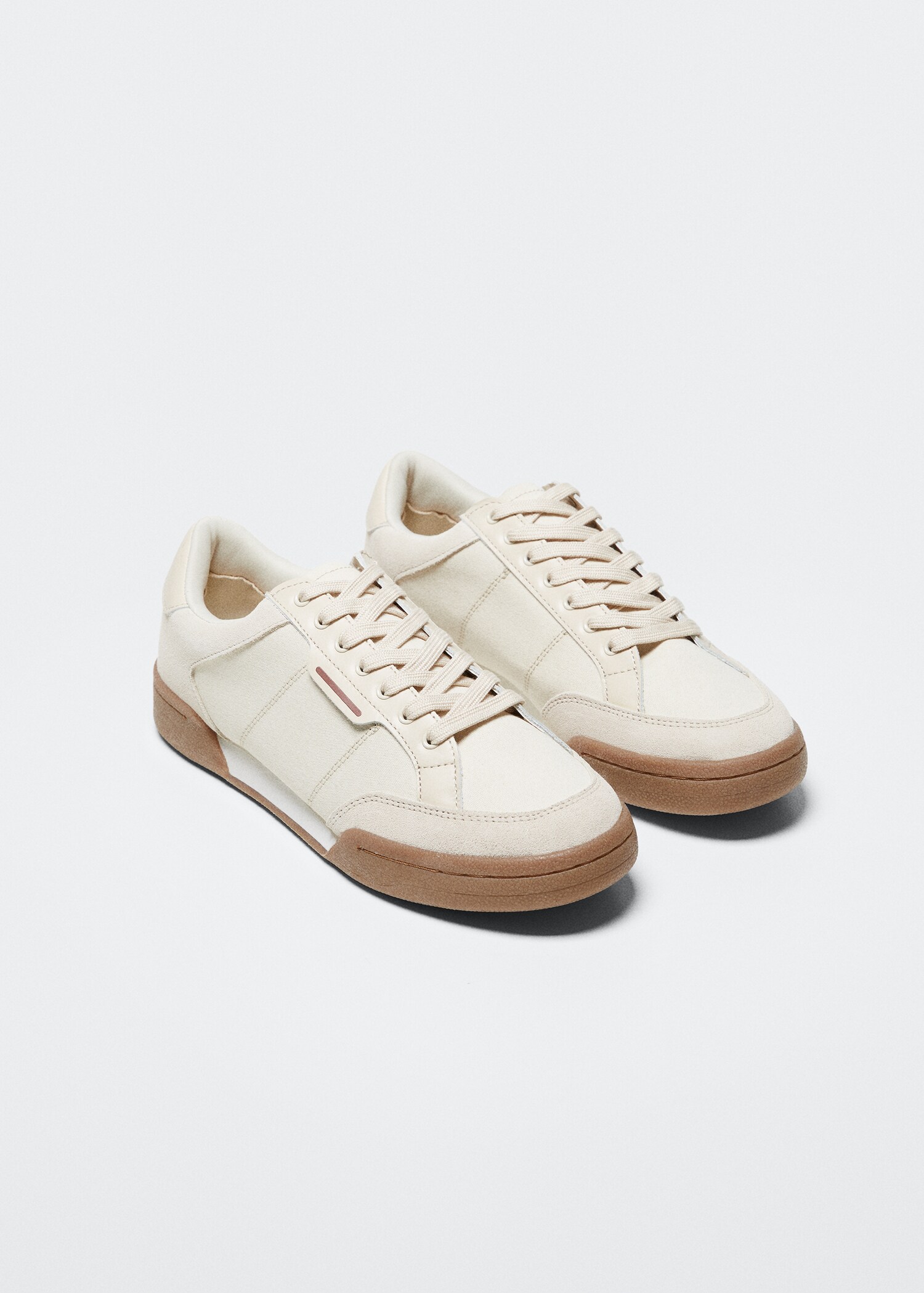 Deportiva retro piel - Plano medio