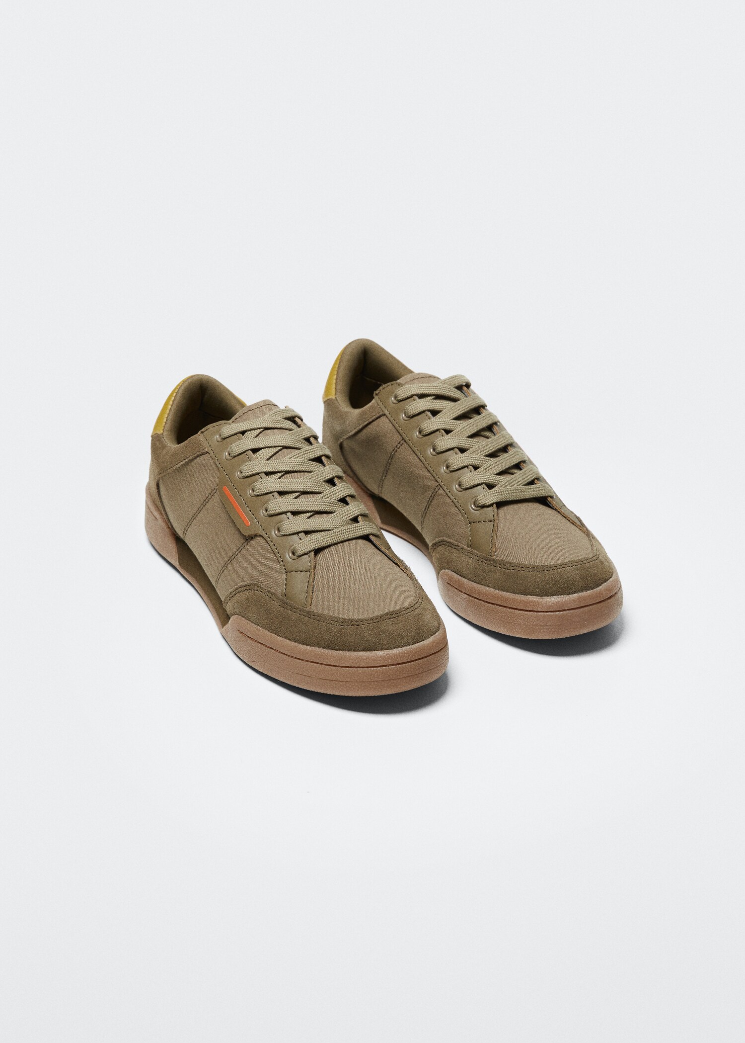Deportiva retro piel - Plano medio