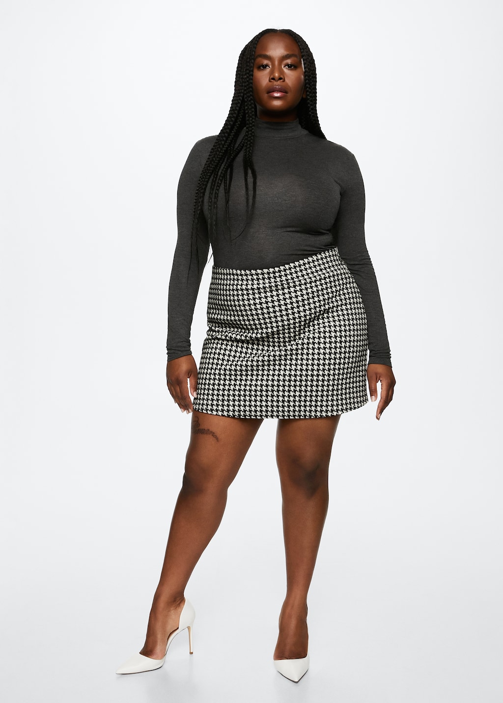 Femme en mini jupe et haut talon hot sale