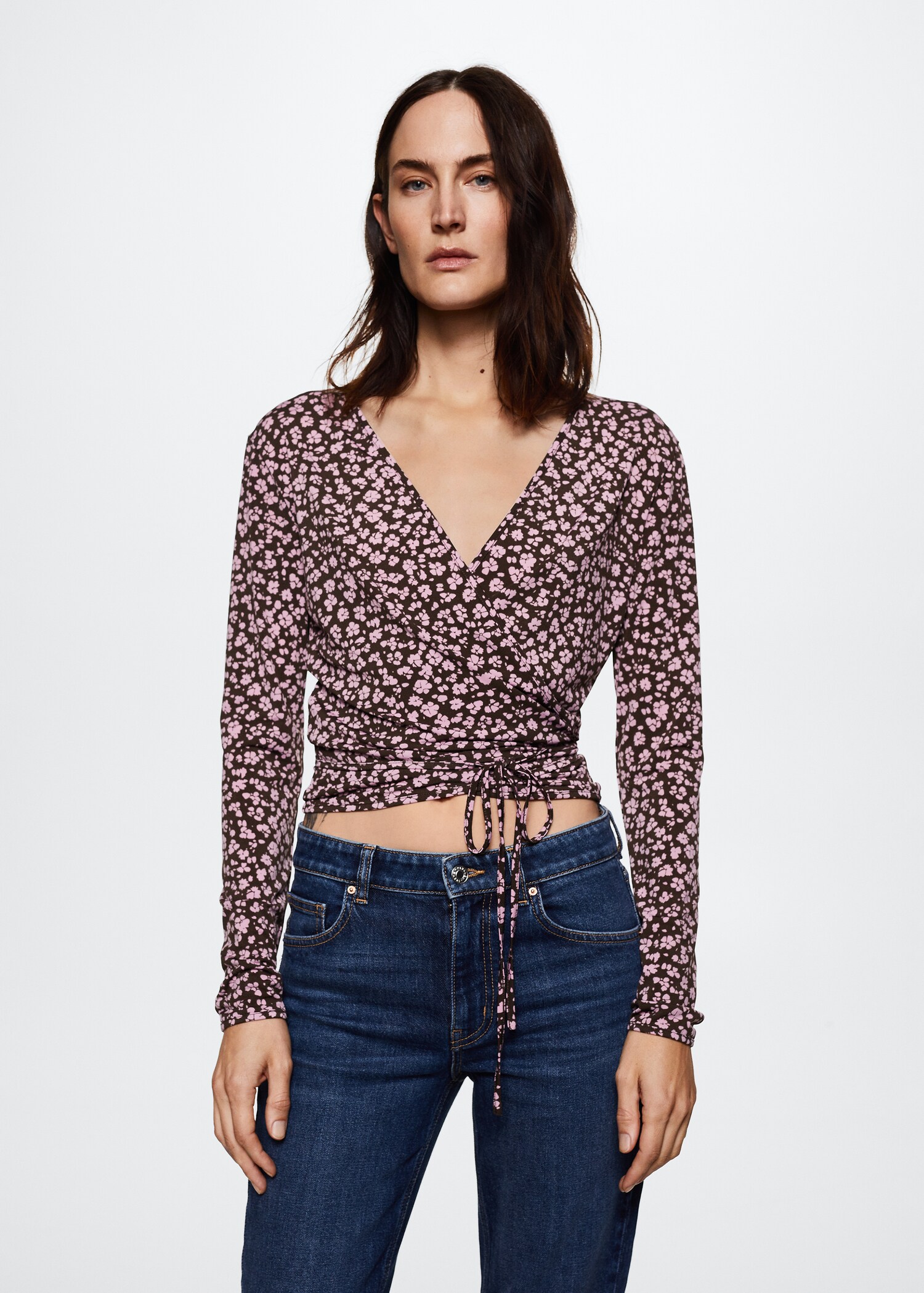 Camiseta escote cruzado - Plano medio