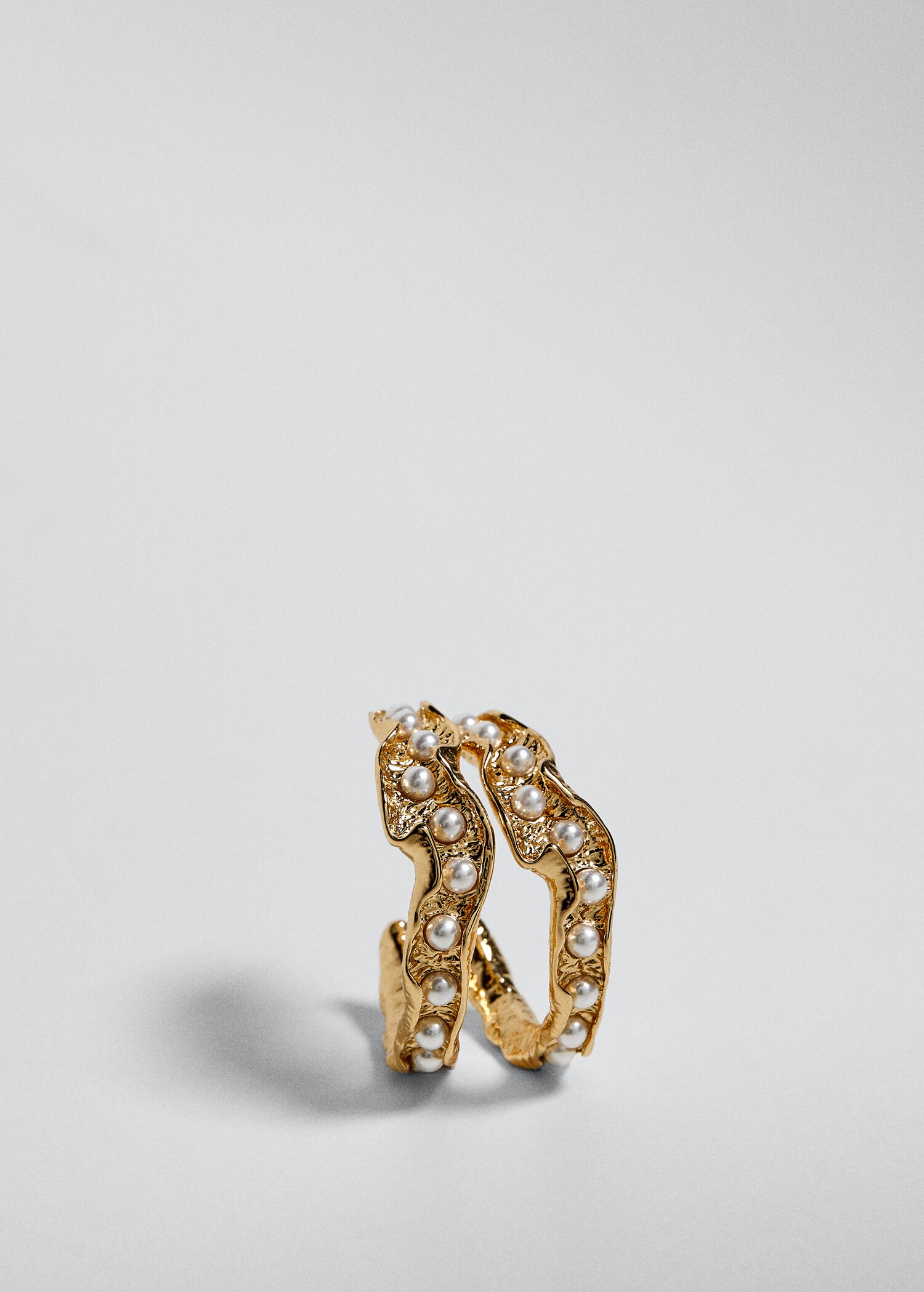 Pearls embossed earrings - Details of the article 2