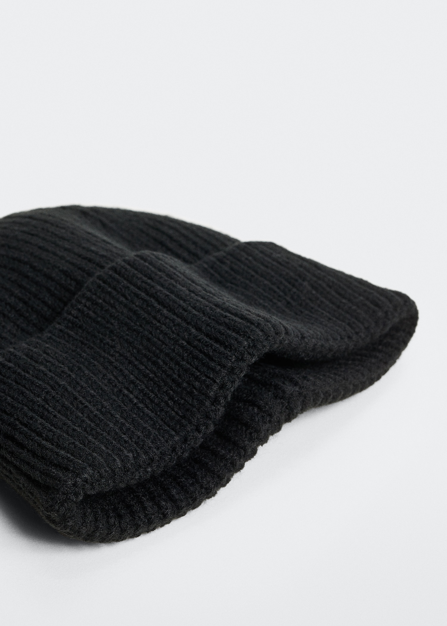 Short knitted hat Men MANGO China