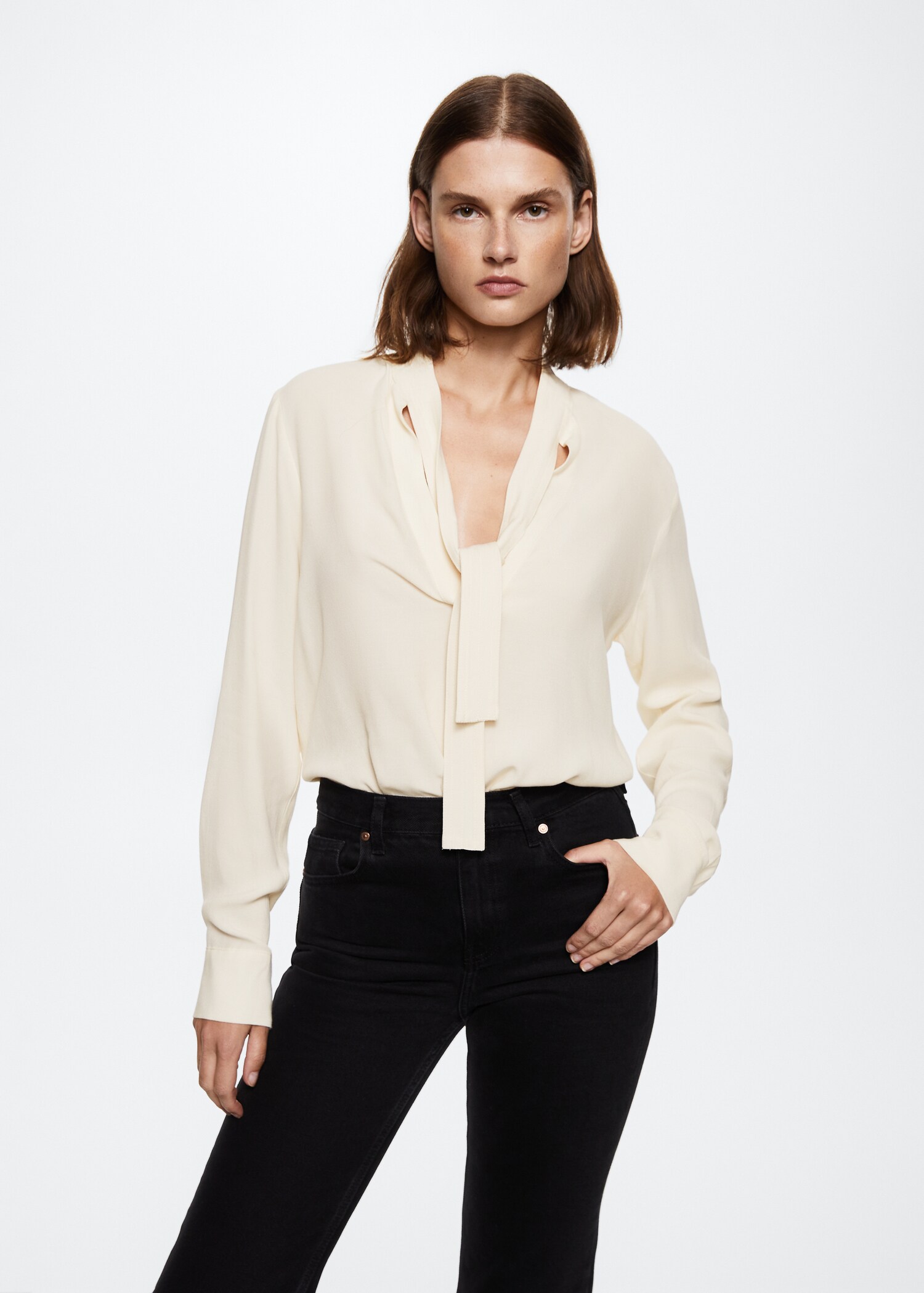 Blusa lazo cuello - Plano medio