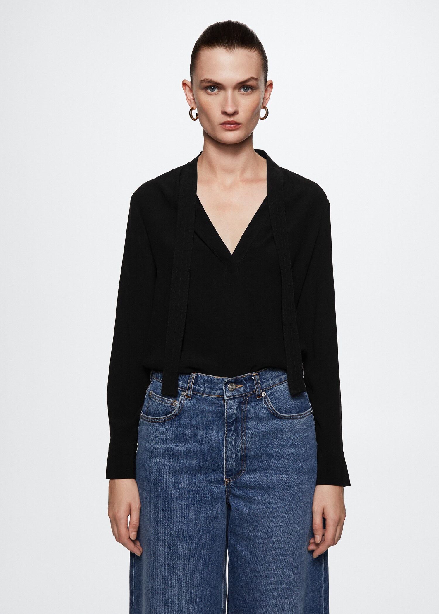Blusa lazo cuello - Plano medio