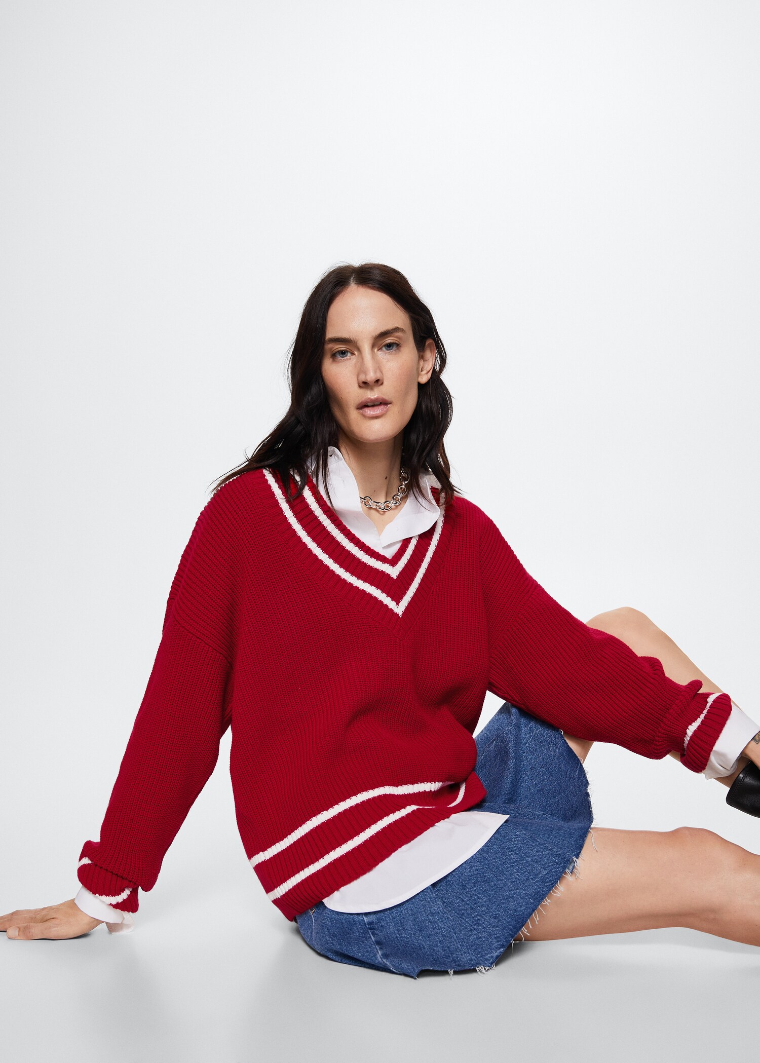 V-neckline oversize sweater - Details of the article 2