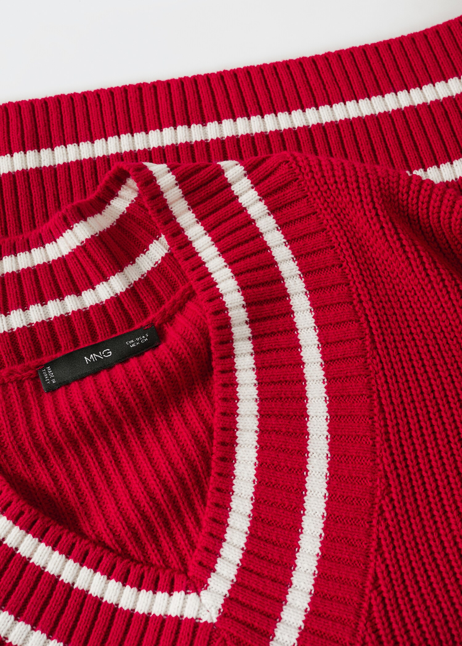 V-neckline oversize sweater - Details of the article 8