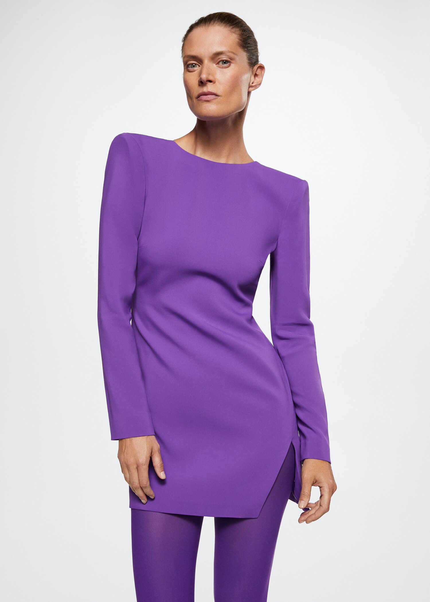 Vestido curto com chumaços - Plano médio