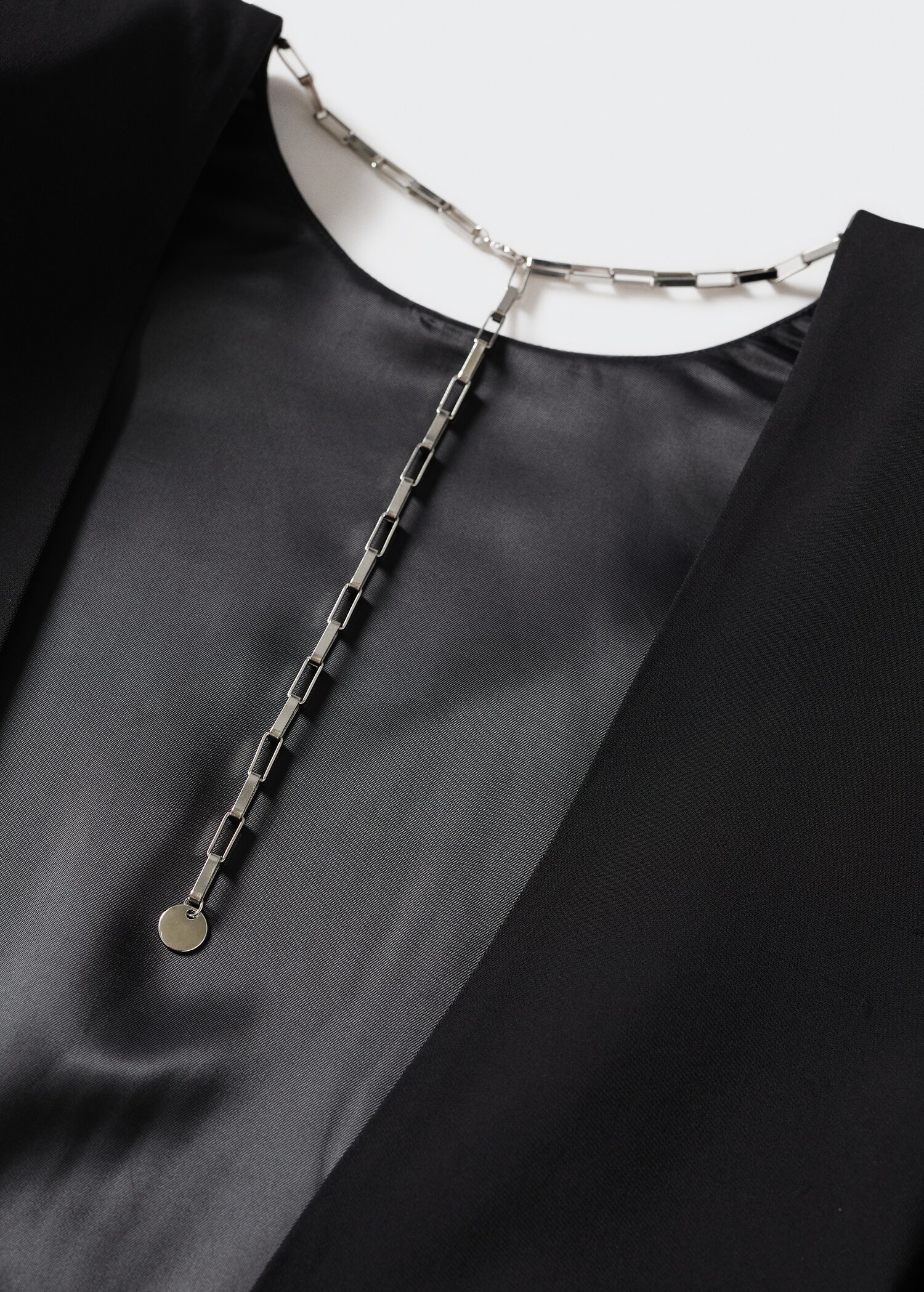 Vestido curto com chumaços - Pormenor do artigo 8