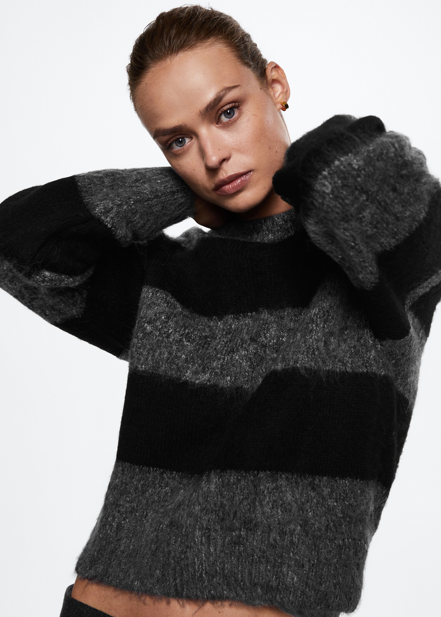 Round-neck striped sweater - Details of the article 6