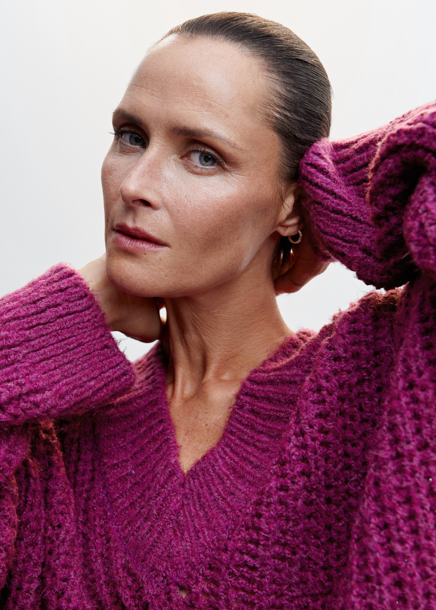 V-neckline oversize sweater - Details of the article 1