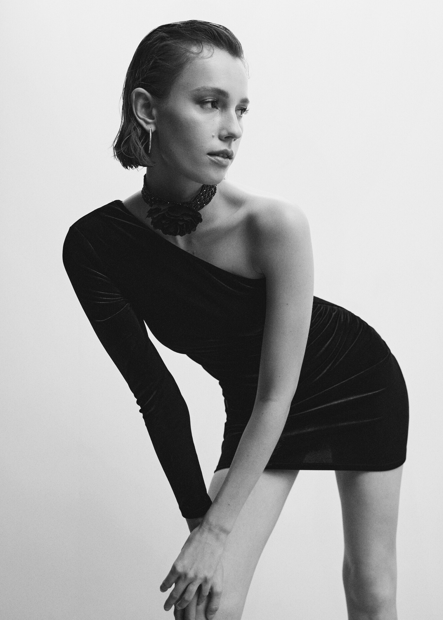 Robe asymétrique velours - Plan moyen