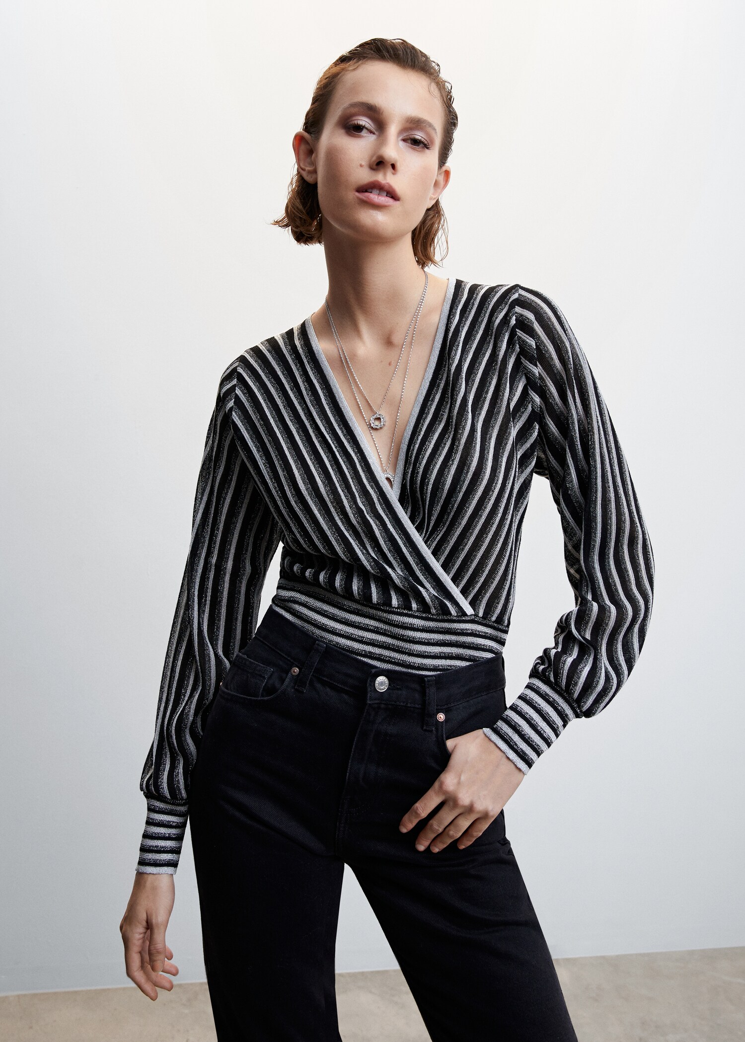 Pull-over rayures col cache-cœur - Plan moyen