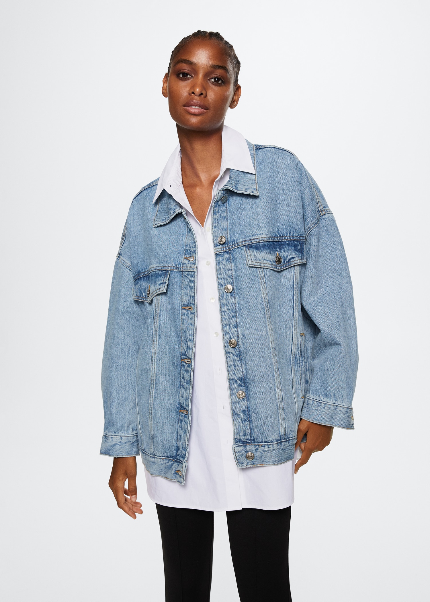 Cazadora vaquera oversize - Plano medio