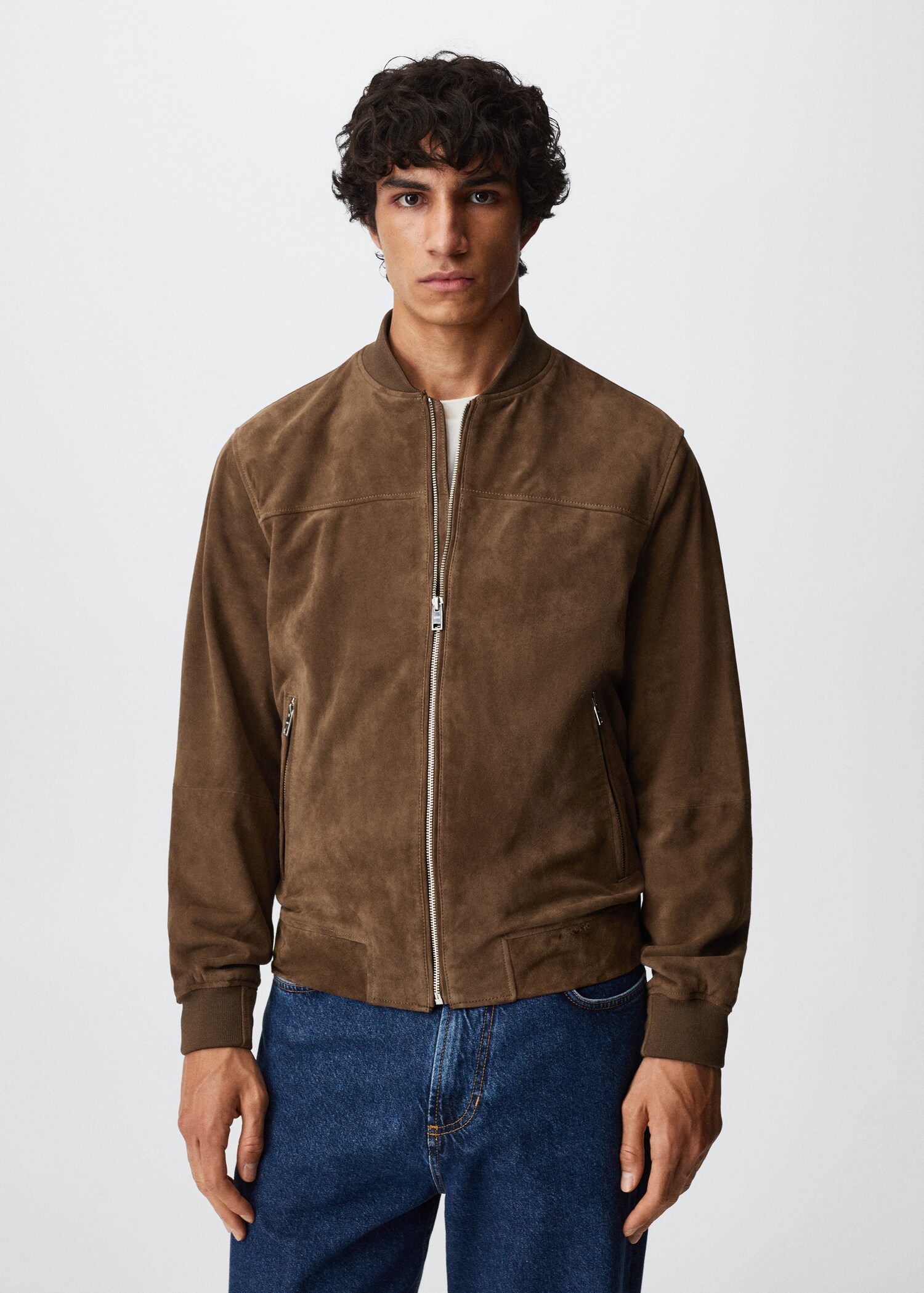 Cazadora bomber ante - Plano medio