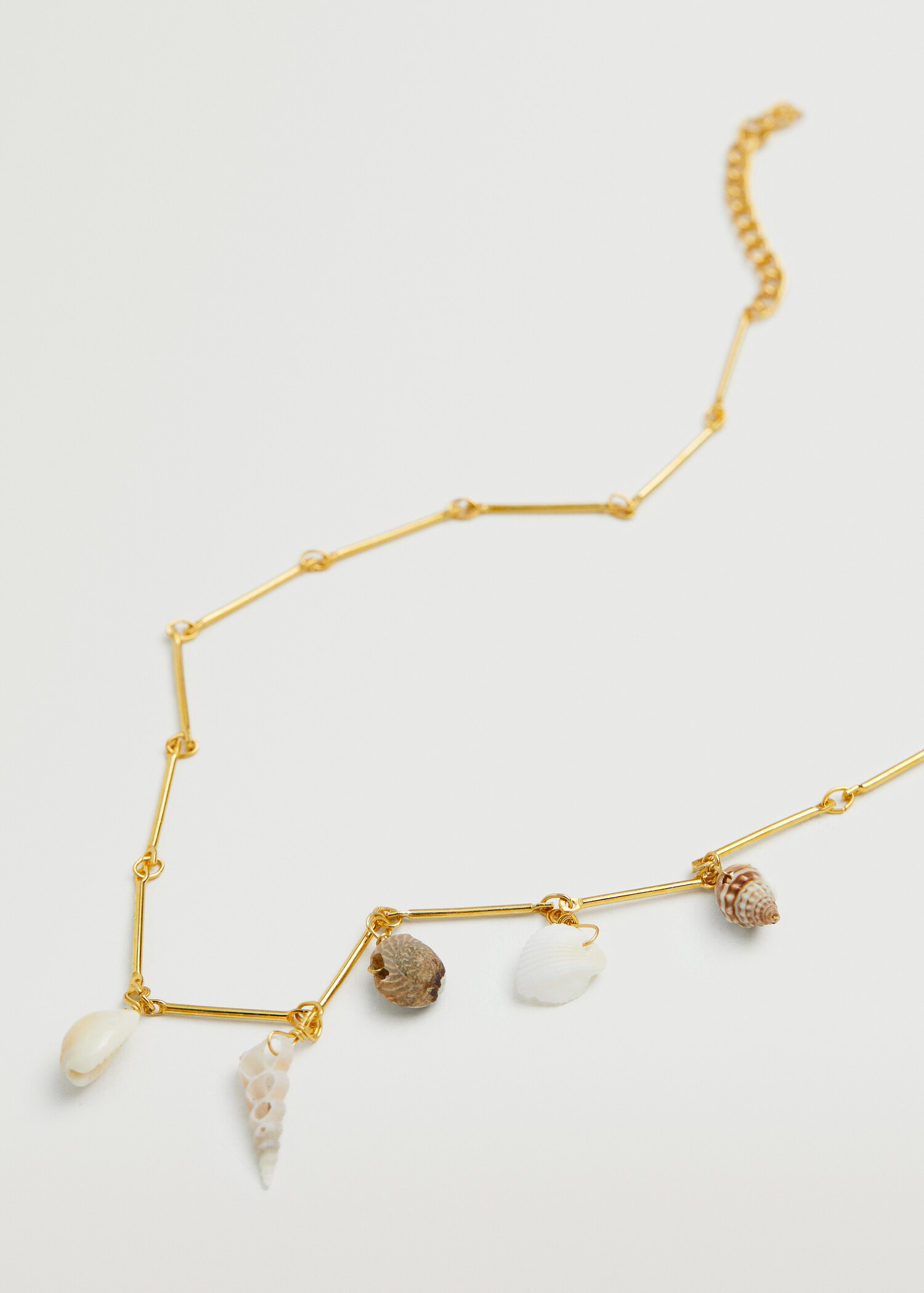 Collier perles coquillage - Plan moyen