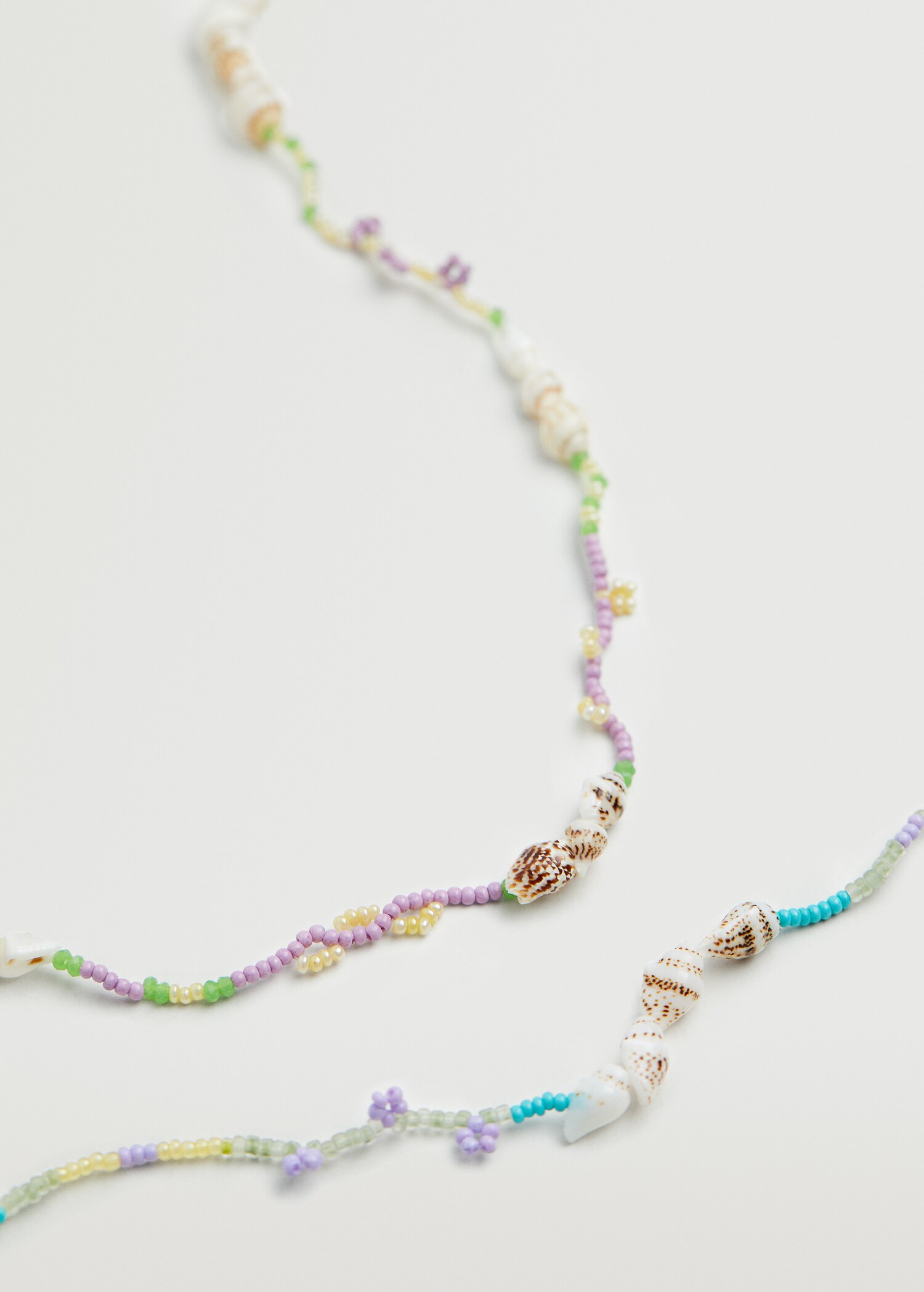 Colliers perles coquillages - Plan moyen