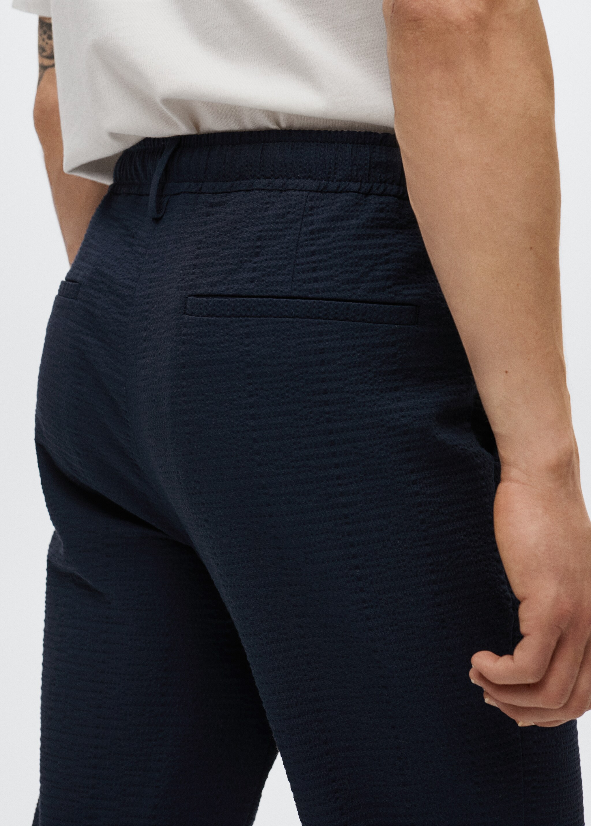 Seersucker-effect pleated trousers - Reverse of the article